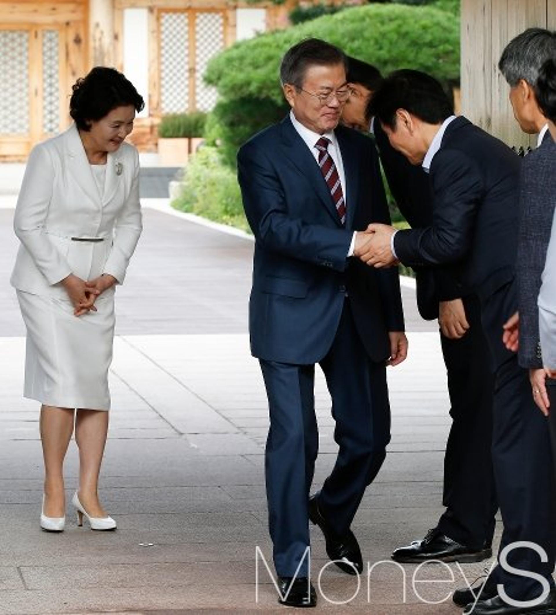 [머니S포토] 남북정상회담, 청와대 직원 환송받는 문 대통령 내외