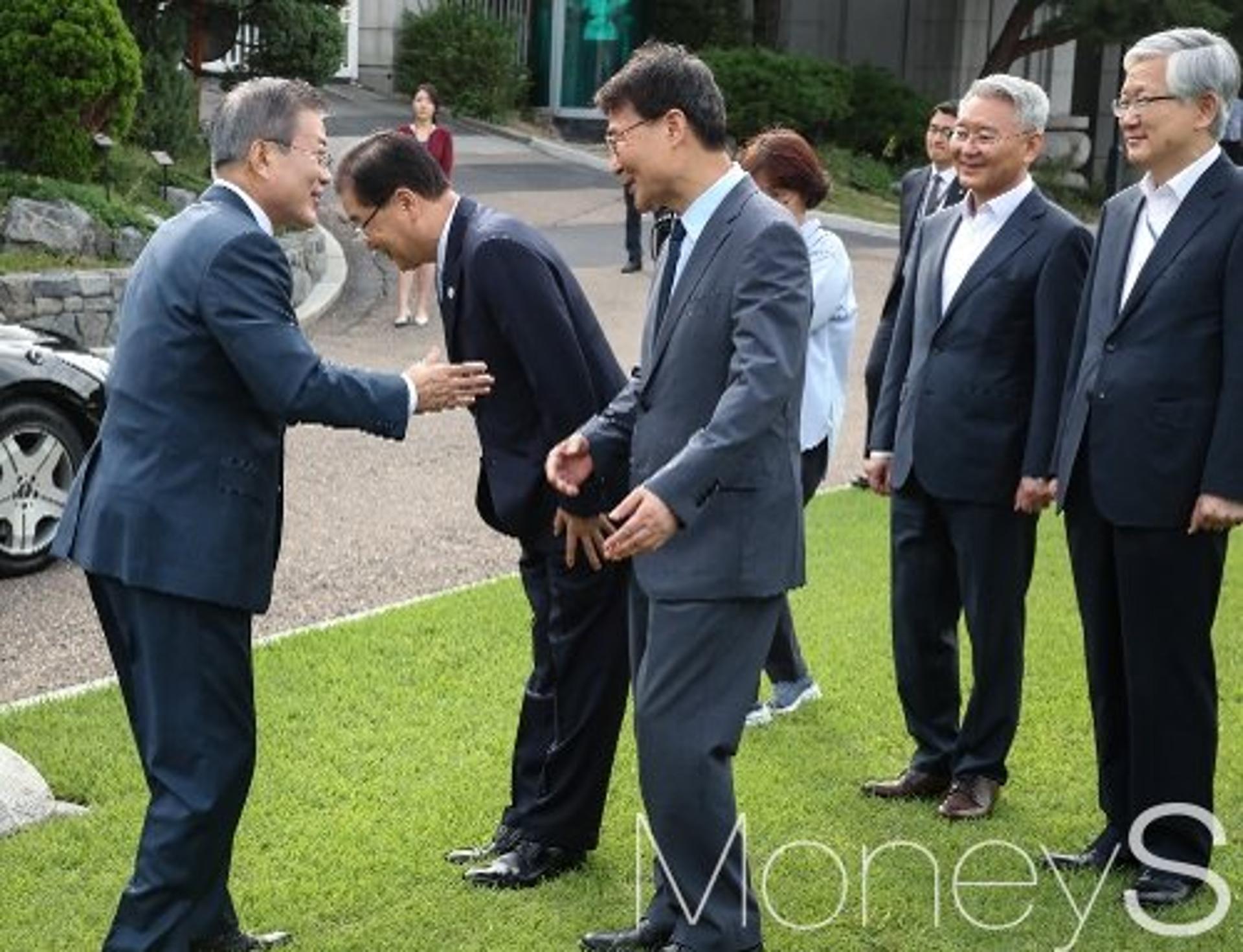 [머니S포토] 환송하는 직원들에 인사하는 문 대통령