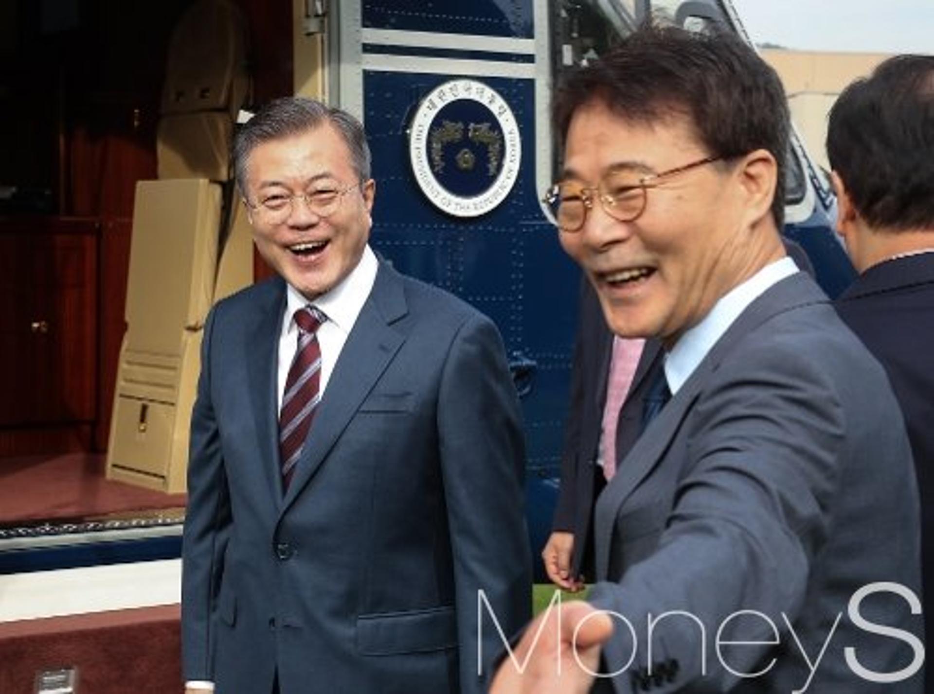 [머니S포토] 남북정상회담, 헬기에 오르며 환한 미소짓는 문 대통령