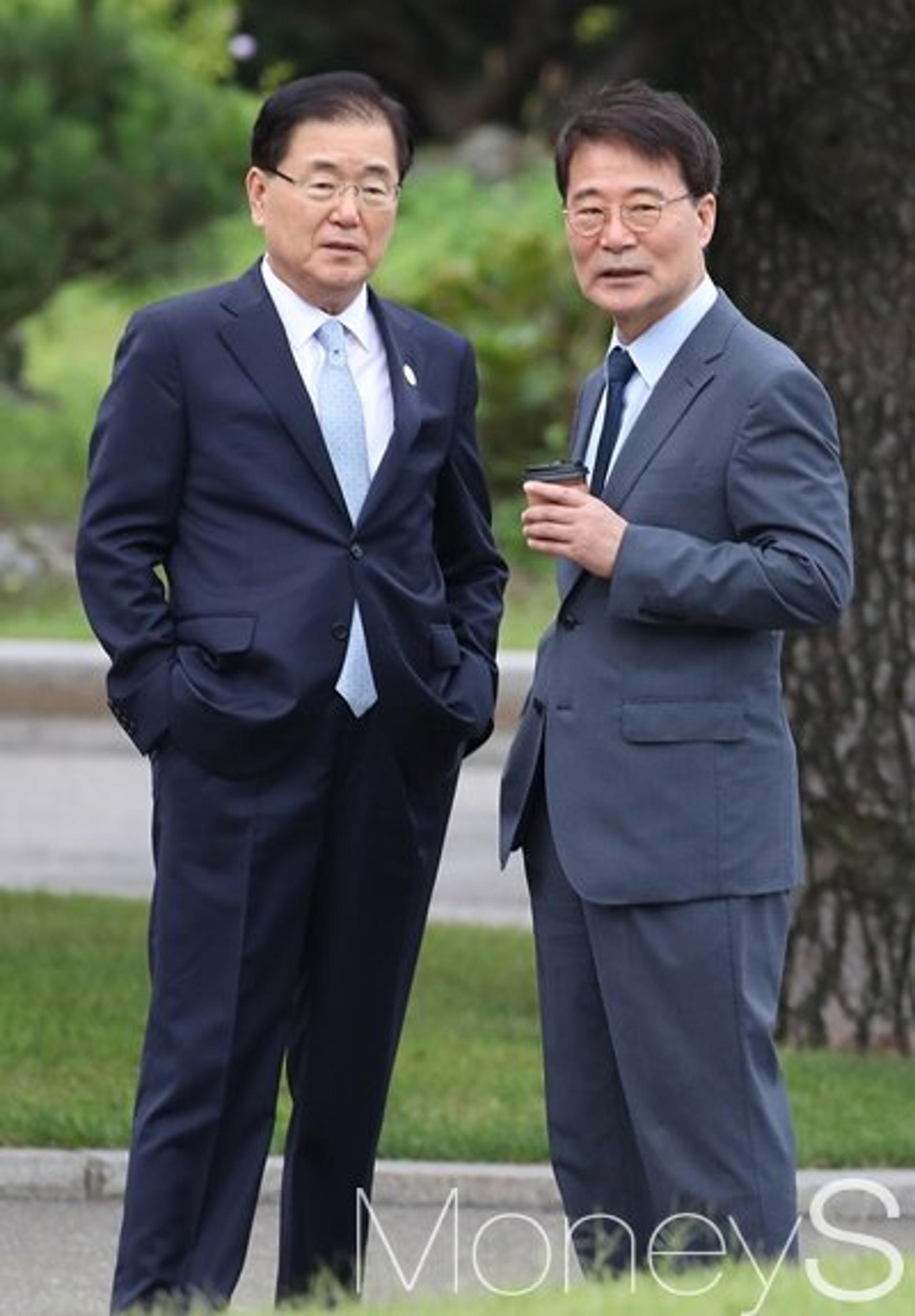 [머니S포토] 남북정상회담, 대화하는 정의용과 장하성