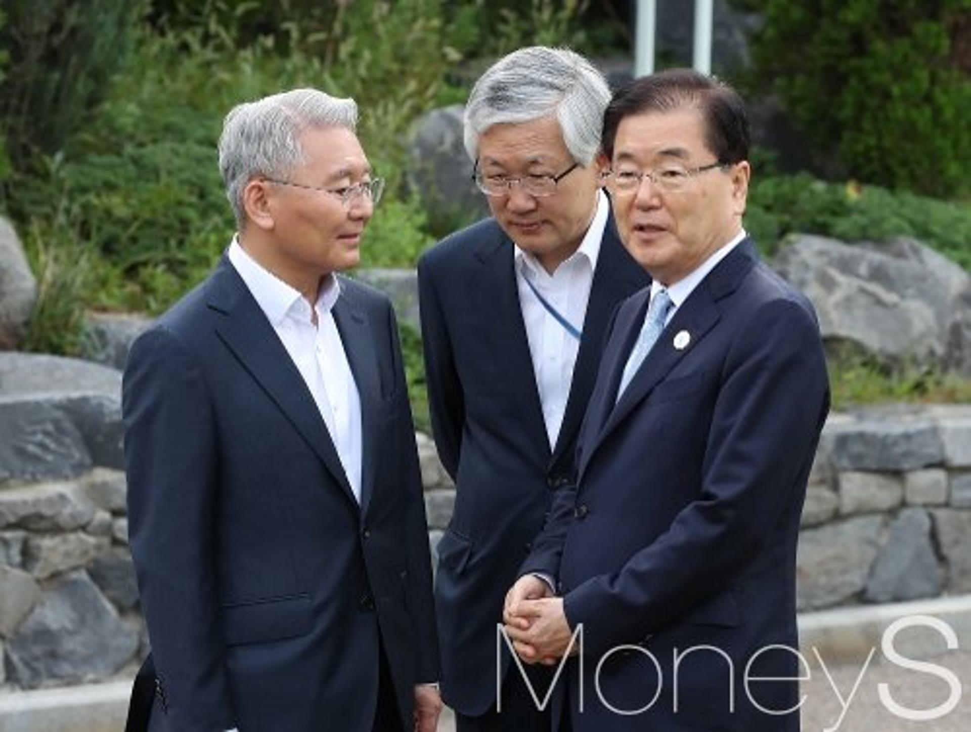 [머니S포토] 남북정상회담, 대화하는 청와대 외교 안보라인