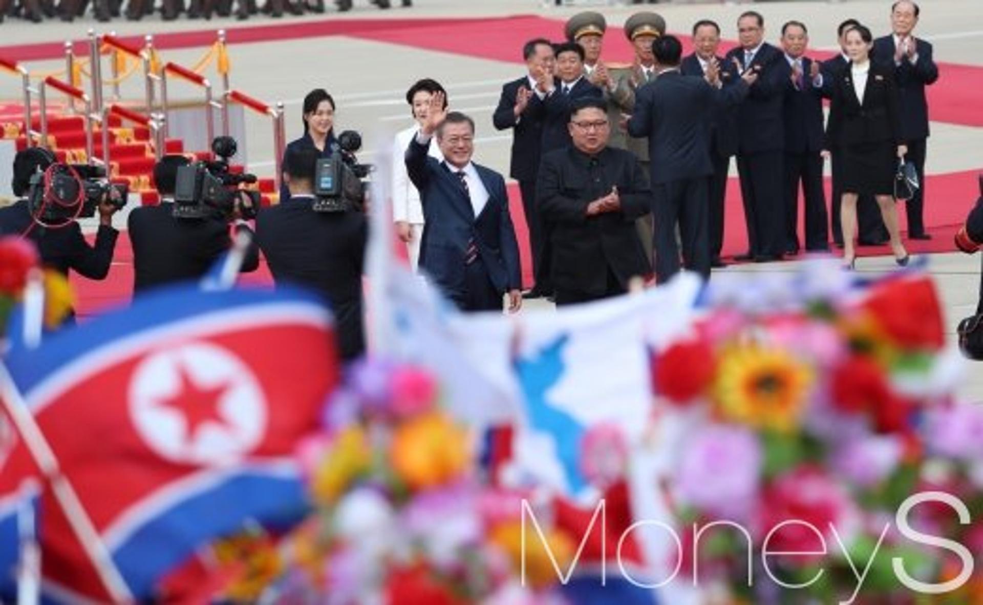 [머니S포토] 순안공항에 도착한 문 대통령 내외