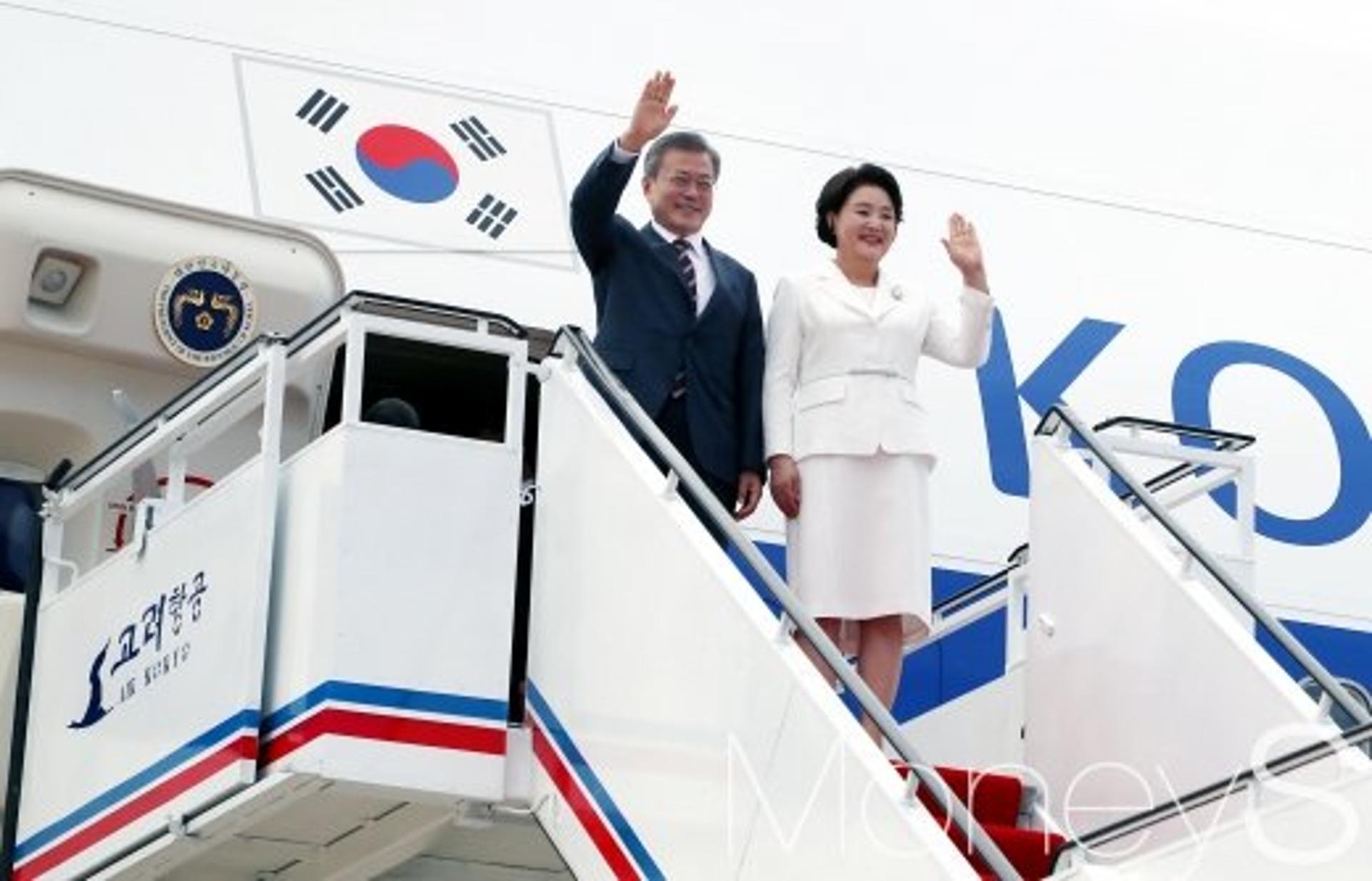 [머니S포토] 평양 순안공항 도착, 손 흔드는 '문 대통령 내외'