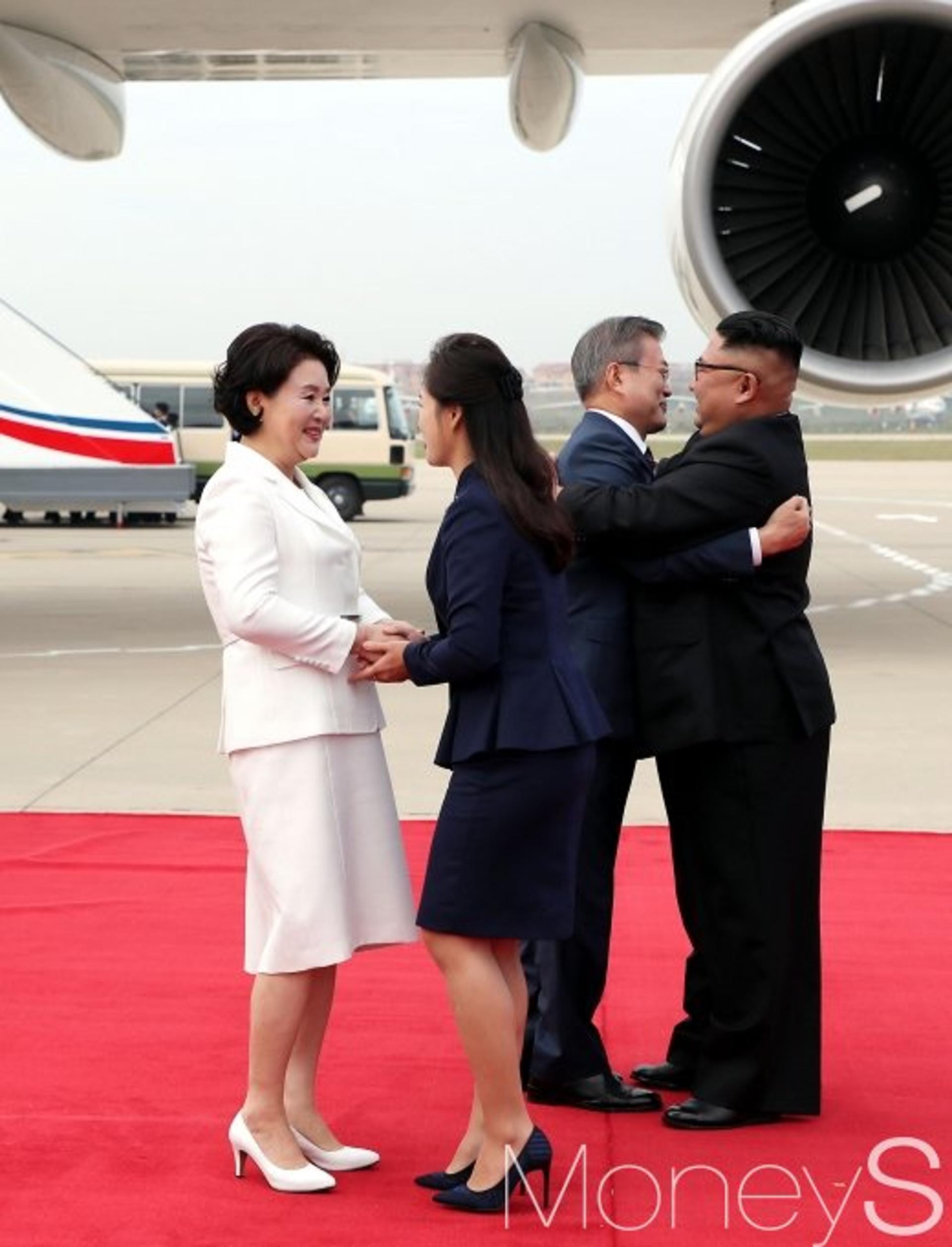 [머니S포토] 문 대통령 내외 마중… 리설주-김정은 위원장