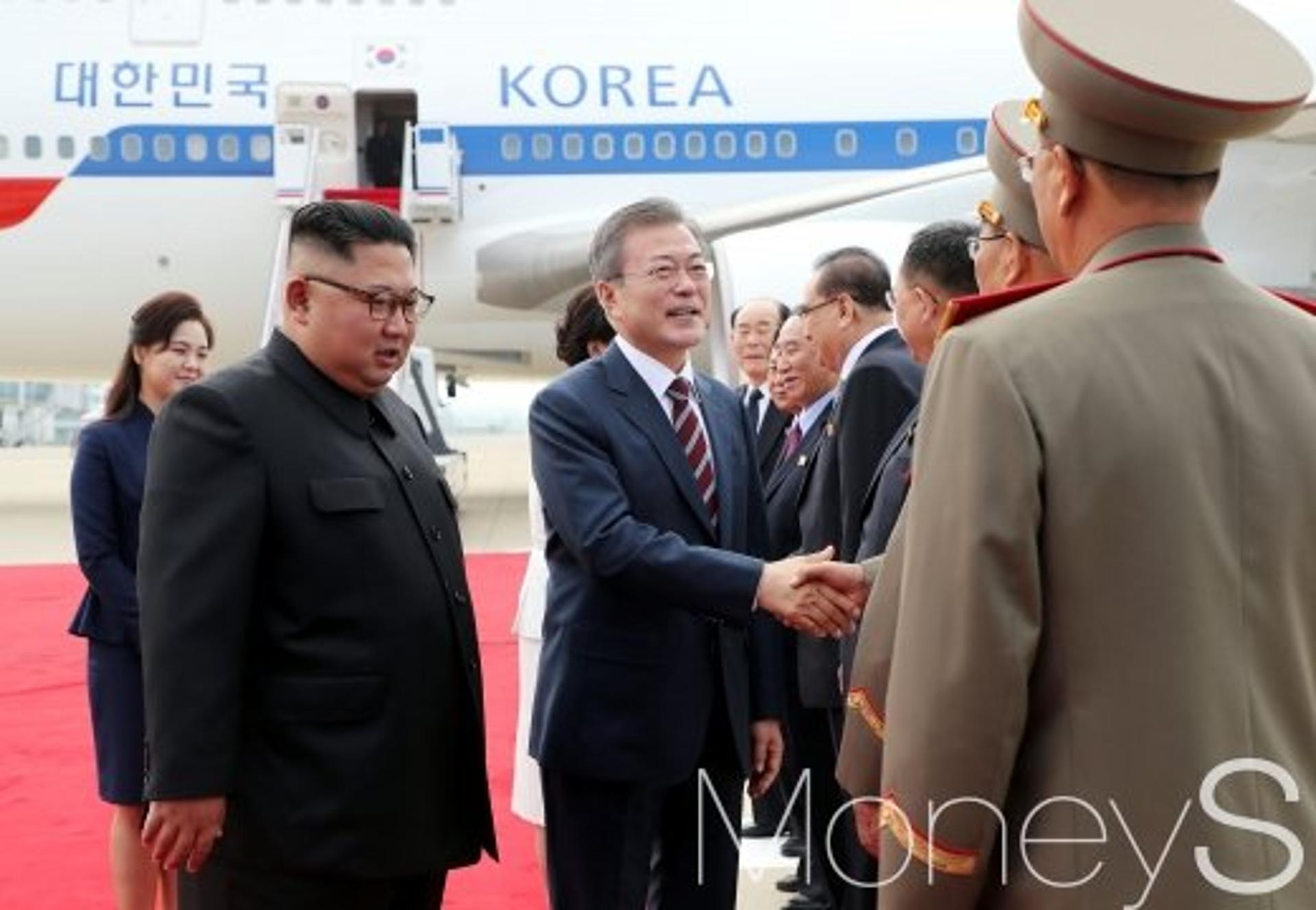 [머니S포토] 북측 인사들과 악수하는 문재인 대통령