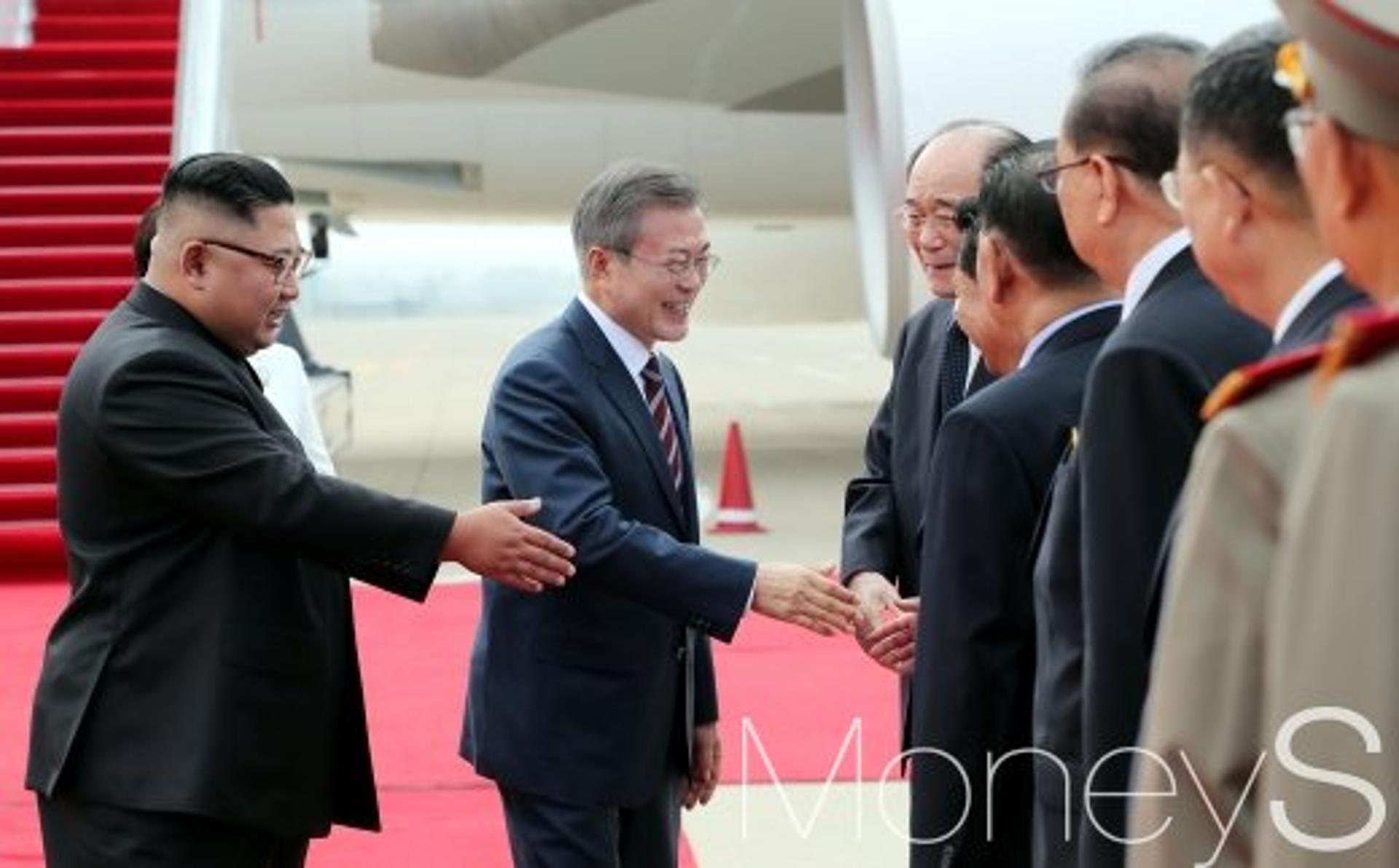 [머니S포토] 김영남 상임의장과 악수하는 문재인 대통령