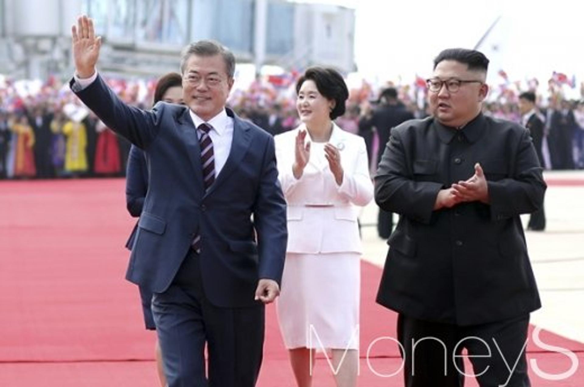 [머니S포토] 평양시민들 환영 받는 문재인 대통령과 김정은 위원장