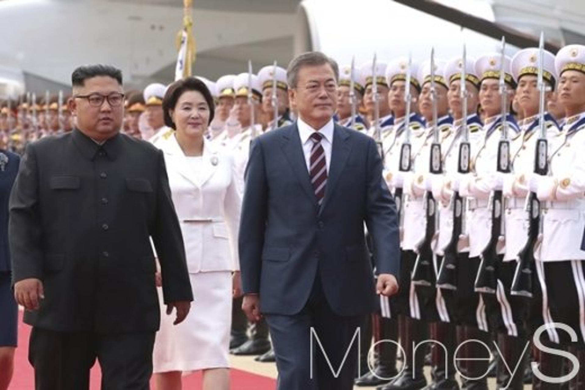 [머니S포토] “문 대통령 각하” 의장대 사열