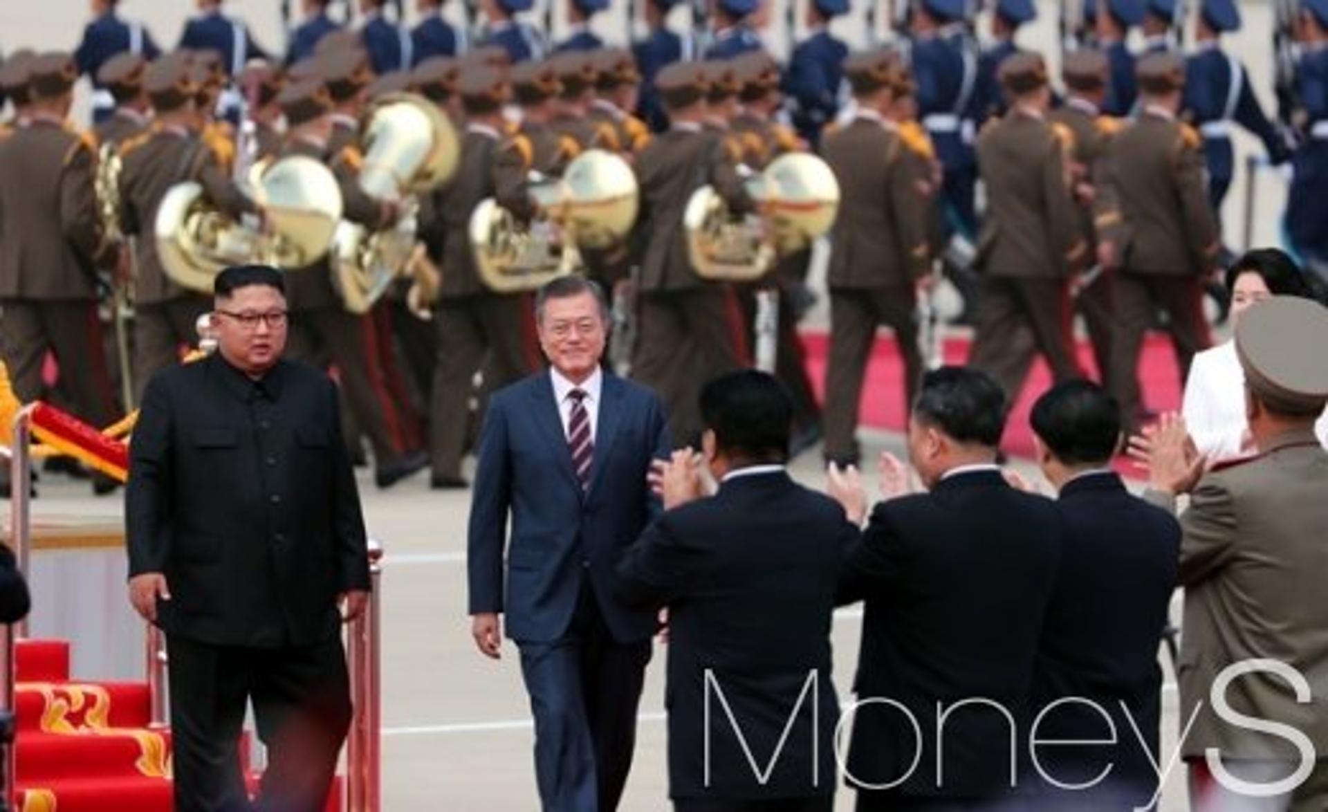 [머니S포토] 공식환영식에 흐뭇한 문재인 대통령
