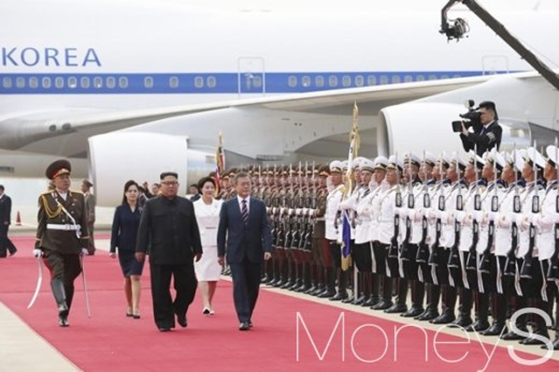 [머니S포토] 의장대 환영 받으며 이동하는 문재인 대통령 내외