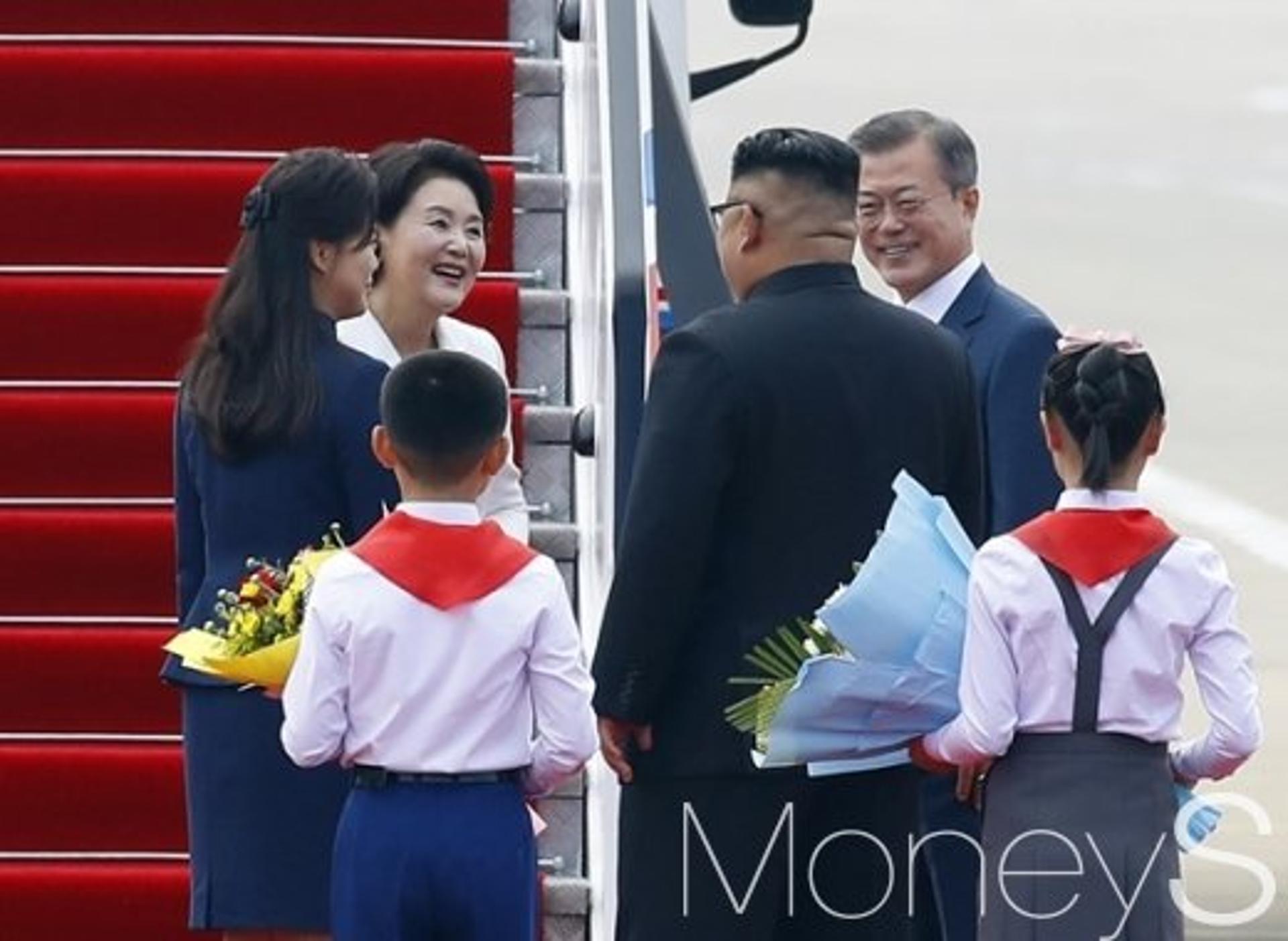 [머니S포토] 문 대통령-김정숙 여사 '다시 만나 반가워요'