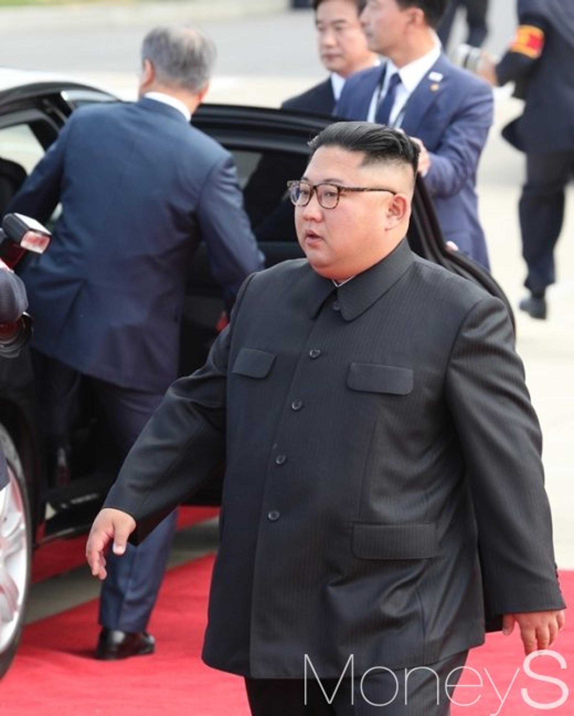 [머니S포토] 환영식 참석 뒤 공항 출발하는 김정은 위원장
