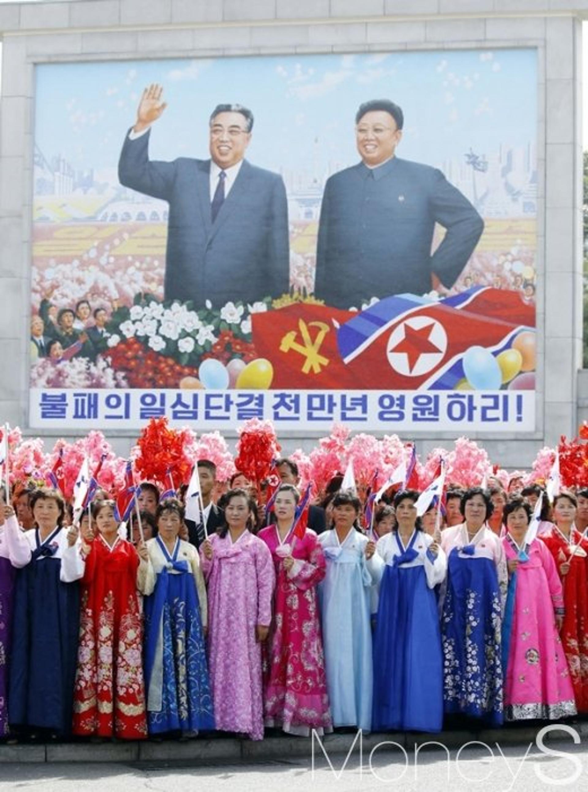 [머니S포토] 평양 시내 카퍼레이드 '환호하는 평양시민'