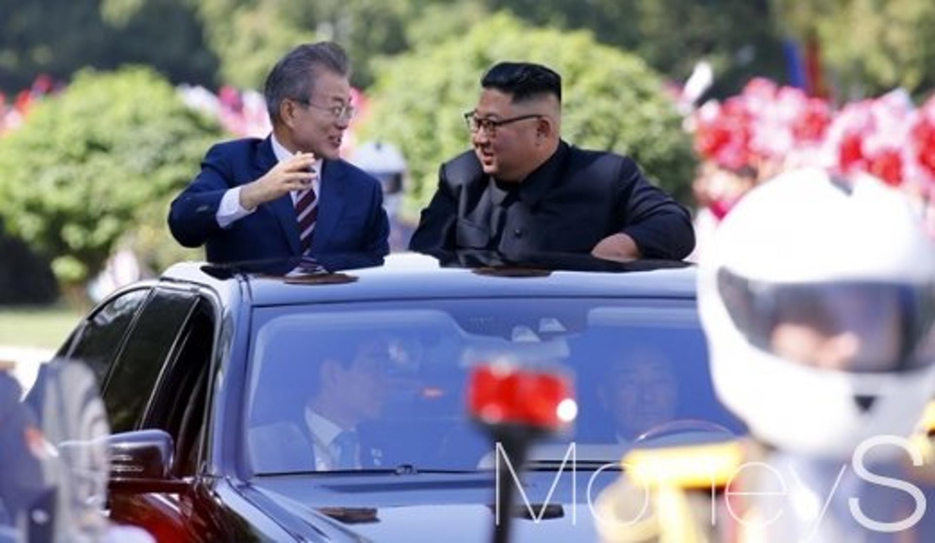 [머니S포토] 무개차로 이동중인 문 대통령과 김정은 위원장