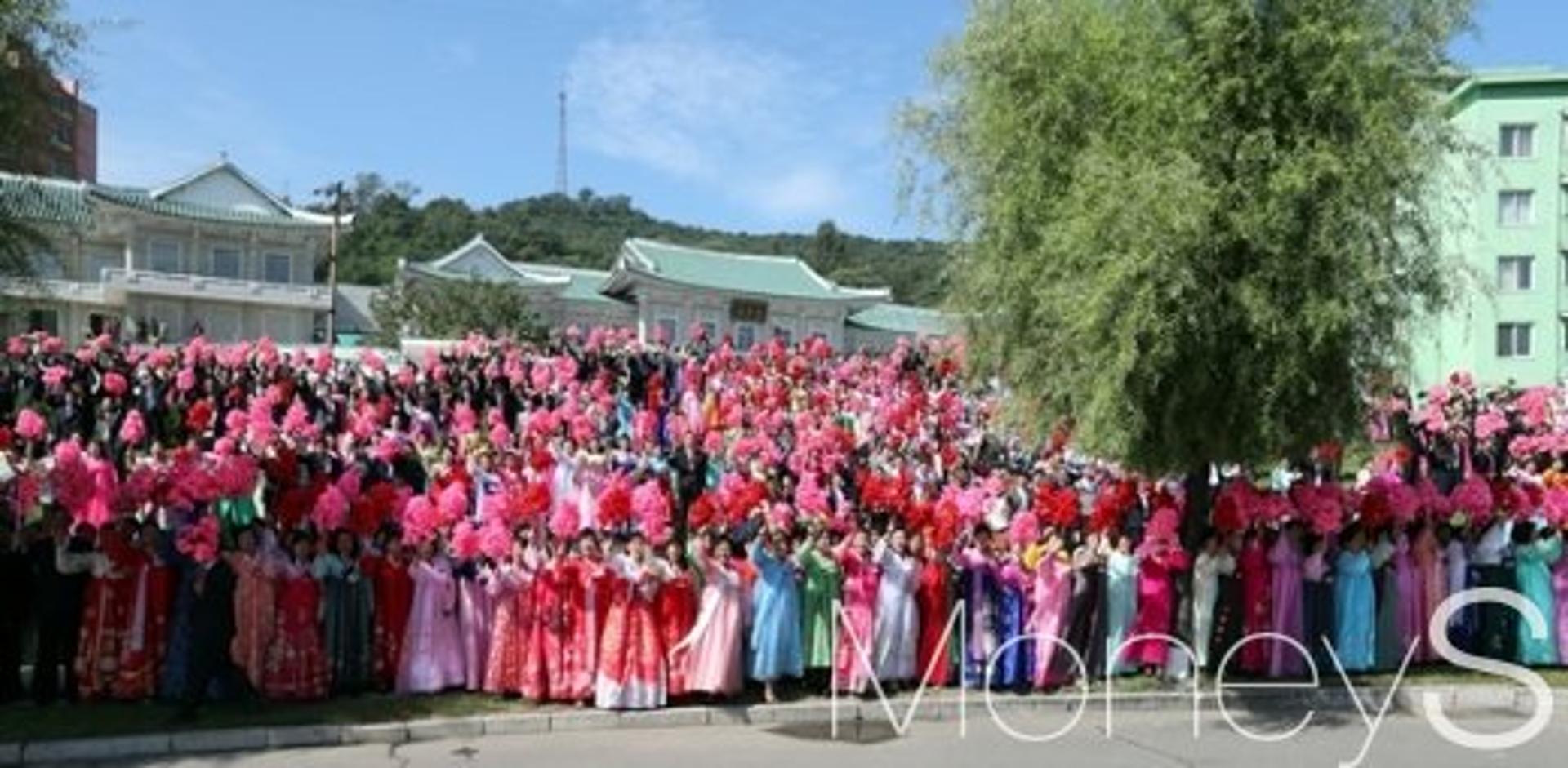 [머니S포토] 꽃 흔들며 문 대통령 환영하는 평양시민들
