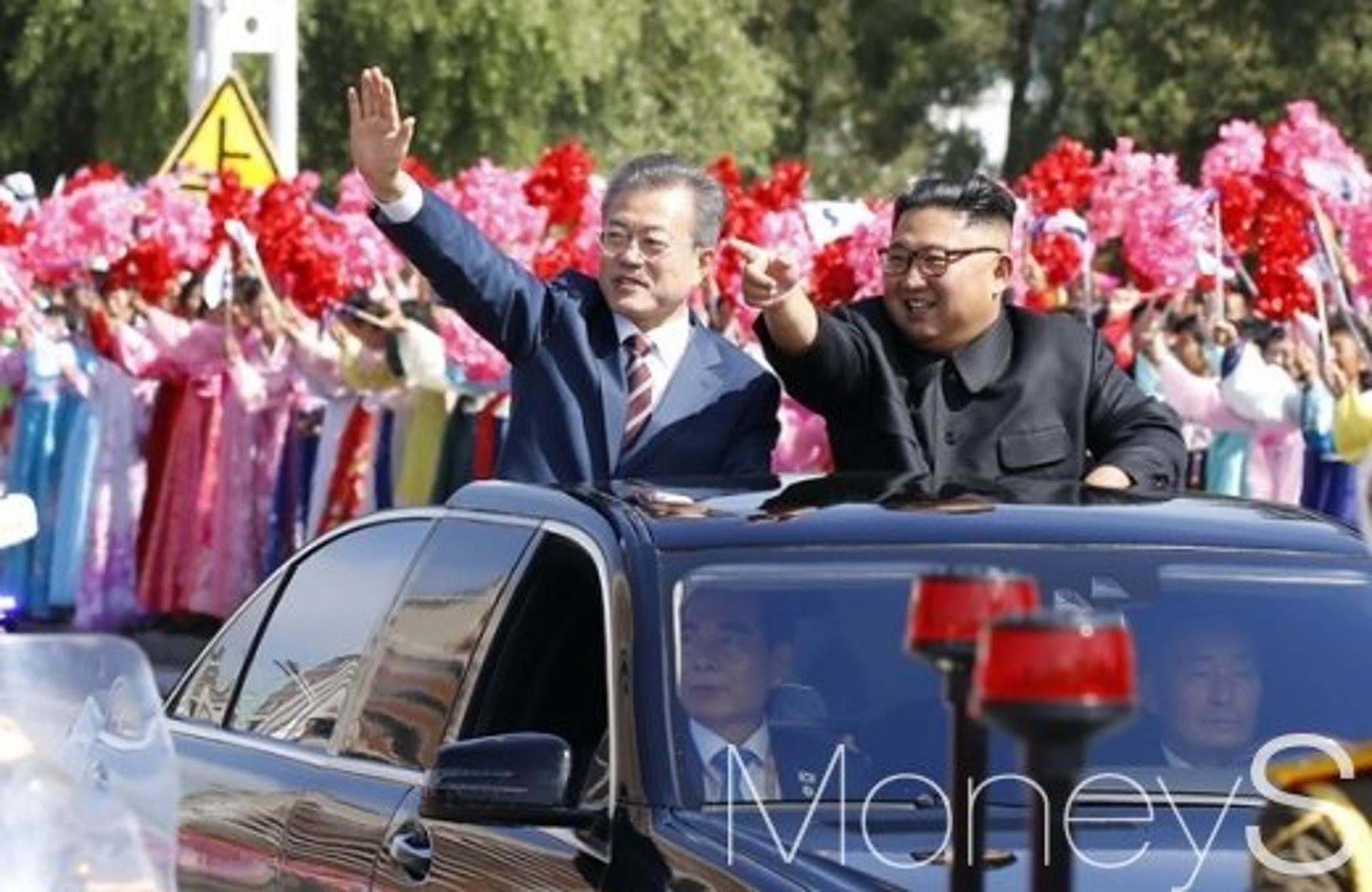 [머니S포토] 평양시민 향해 손짓하는 남북 정상