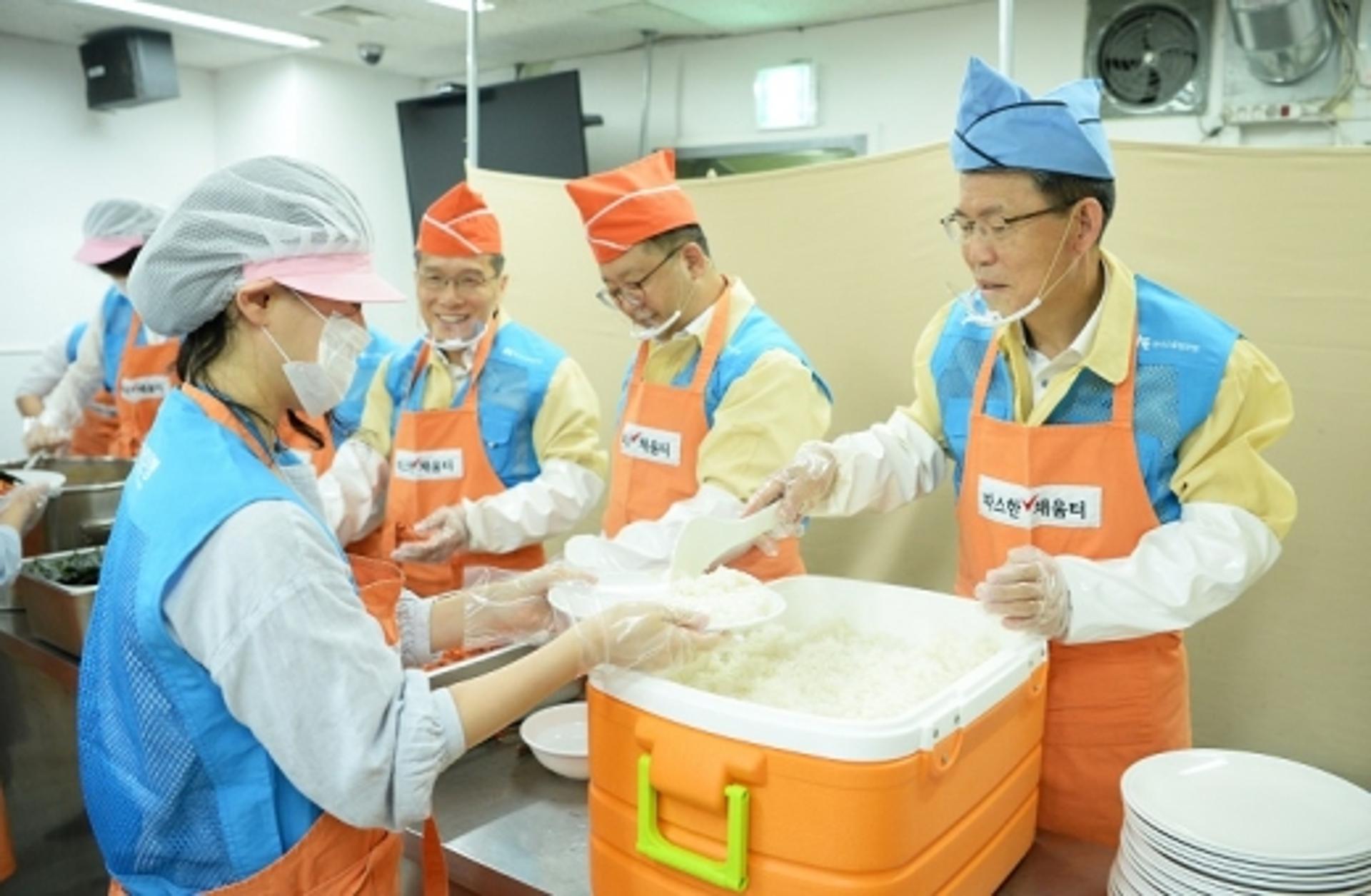 수출입은행, 추석 맞아 서울역 배식 봉사활동