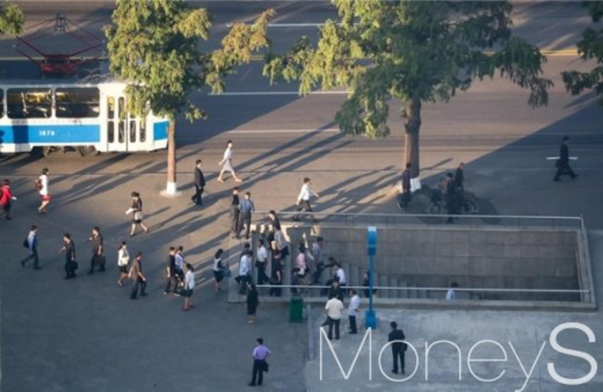 [머니S포토] 지하도로 내려가는 평양시민의 '출근길'