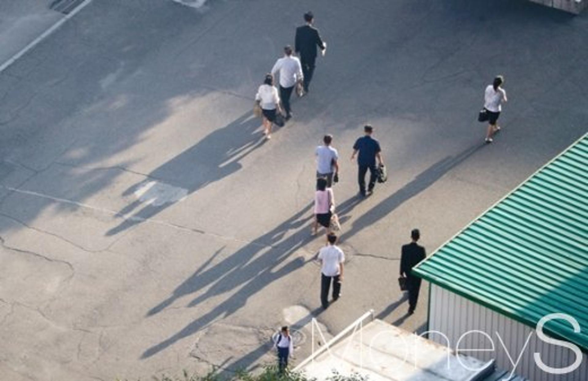 [머니S포토] 발걸음 서두르는 출근길의 '평양시민'