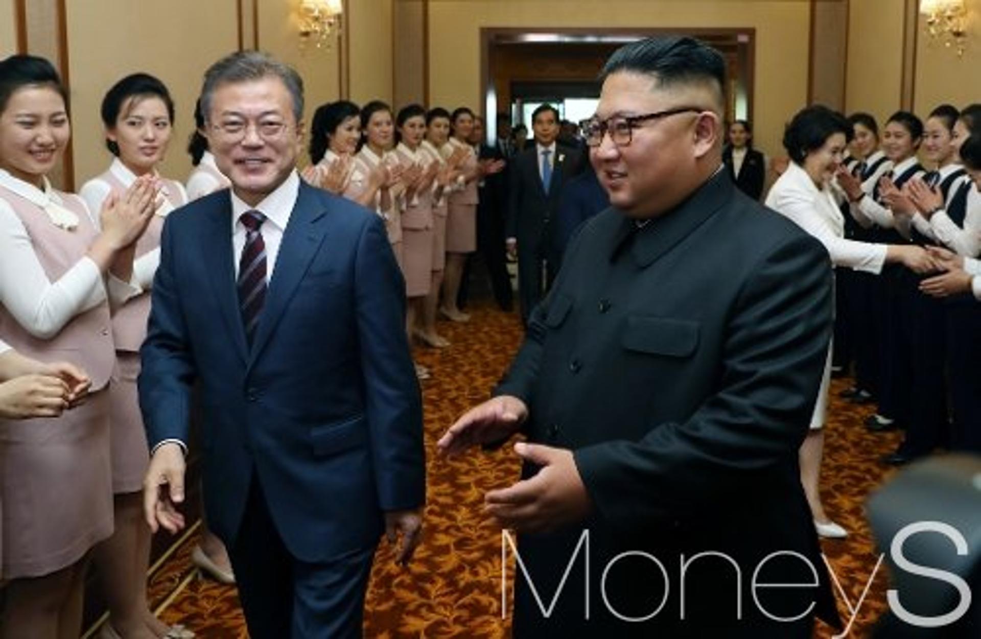 [속보] 남북정상, 오전 10시20분 백두산 천지 도착