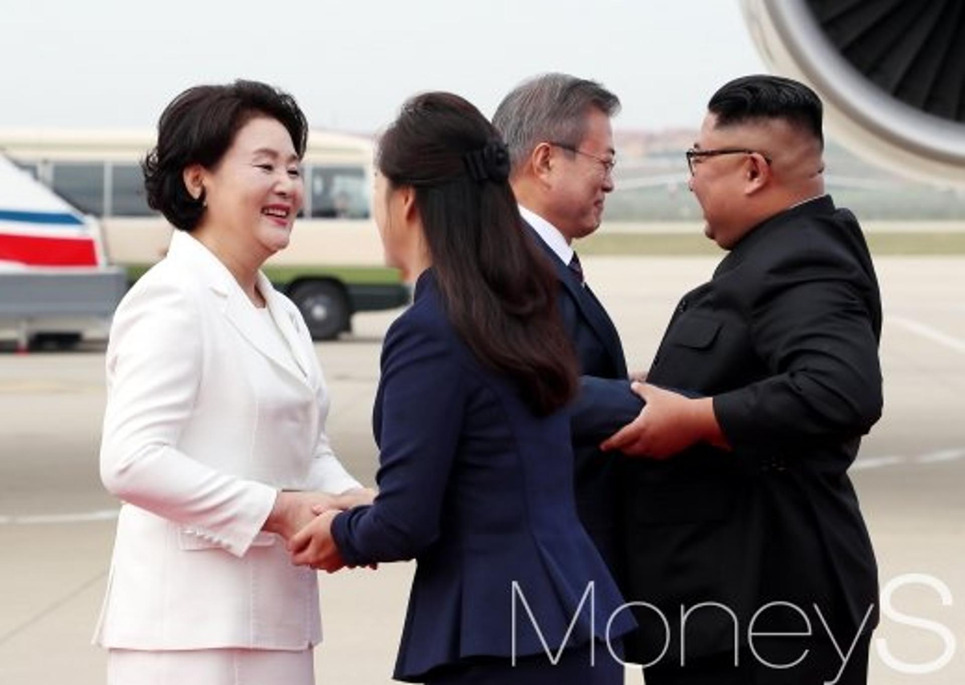 [평양정상회담] 남북 정상 백두산 도착… 퍼스트 레이디 동행(속보)