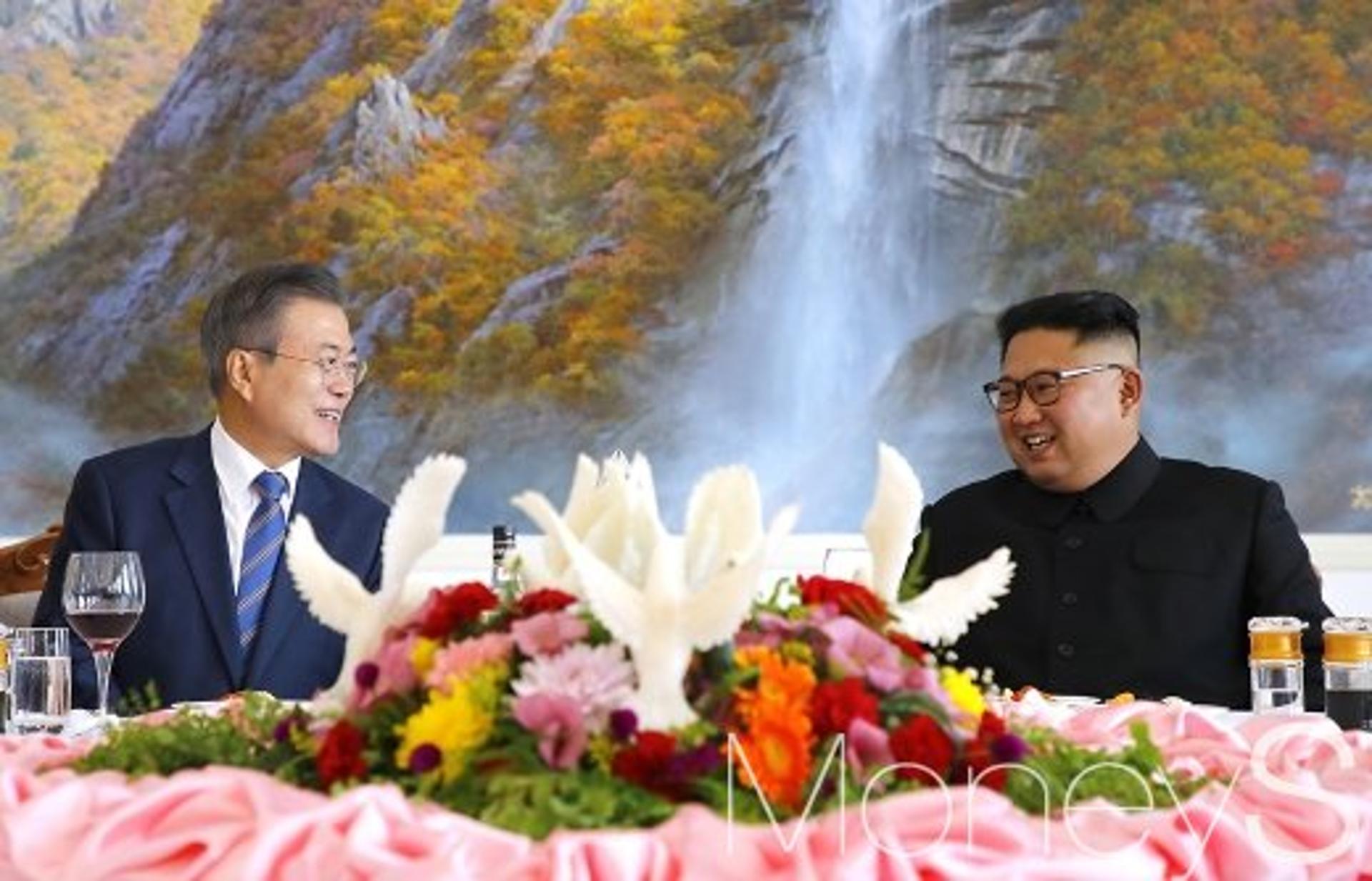 백두산 천지 도착, 문 대통령·김 위원장 내외… 무슨 얘기 나눌까