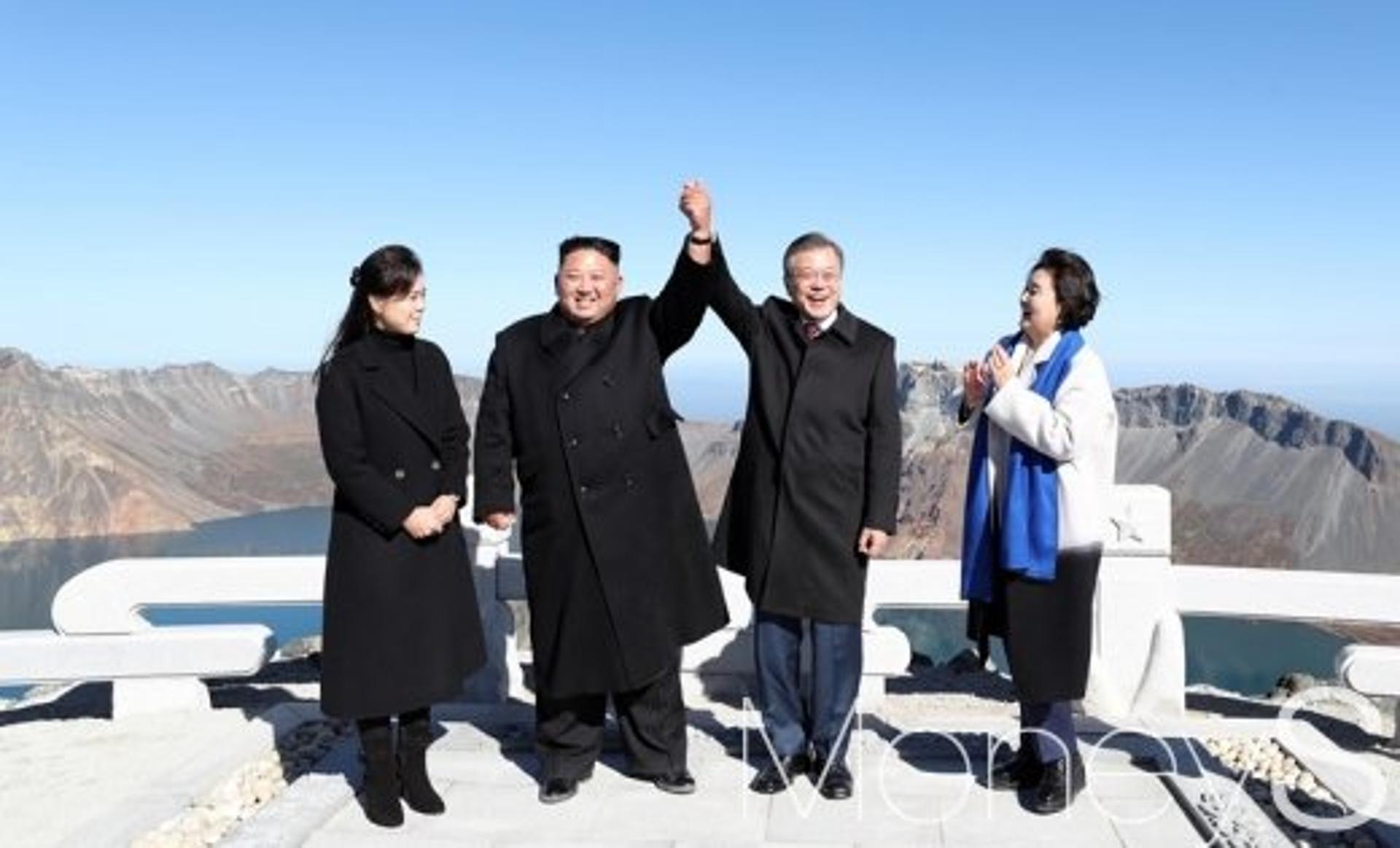 [속보] 남북 정상 백두산 등반 사진 공개