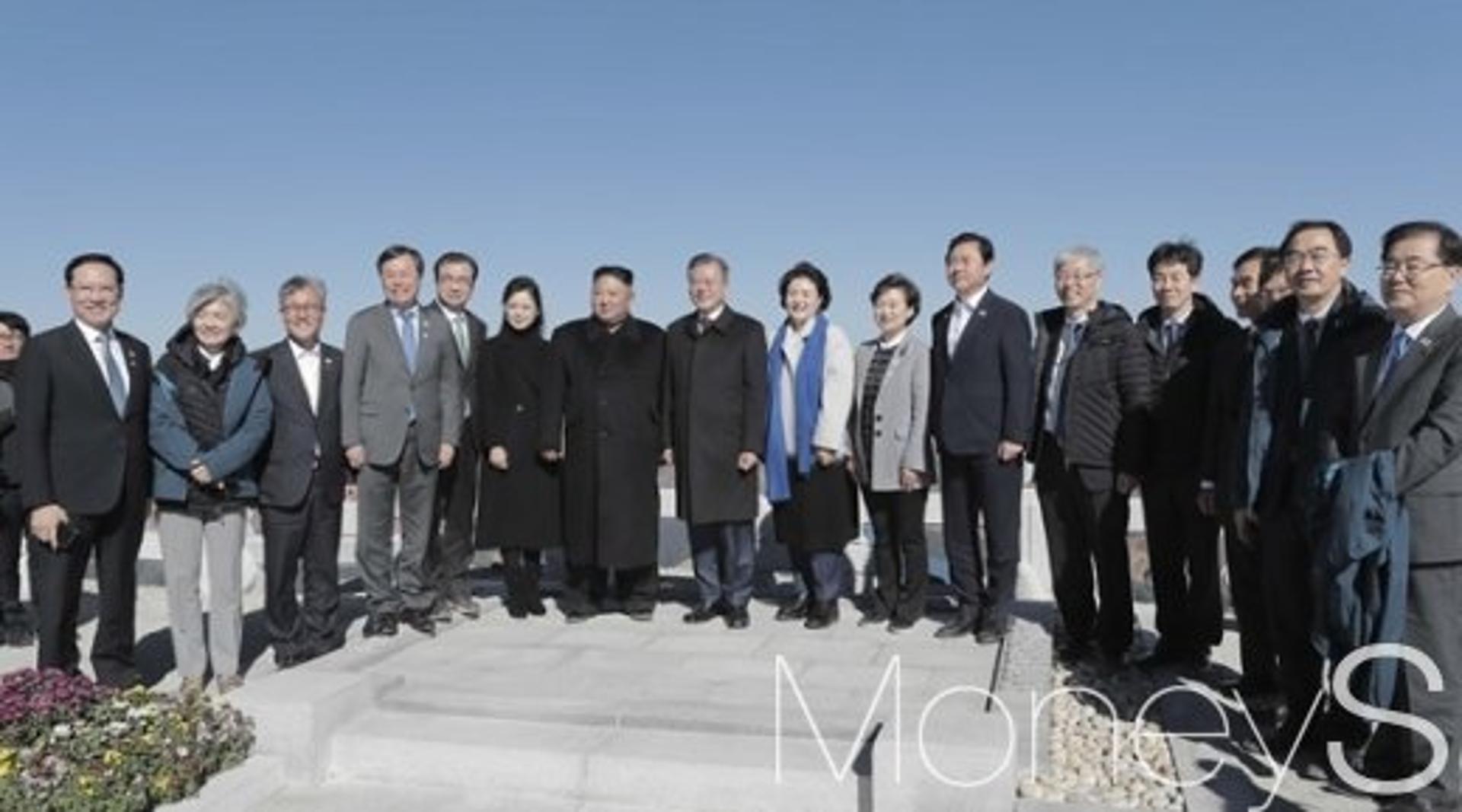[머니S포토] 수행원들과 기념촬영 중인 문 대통령과 김 위원장
