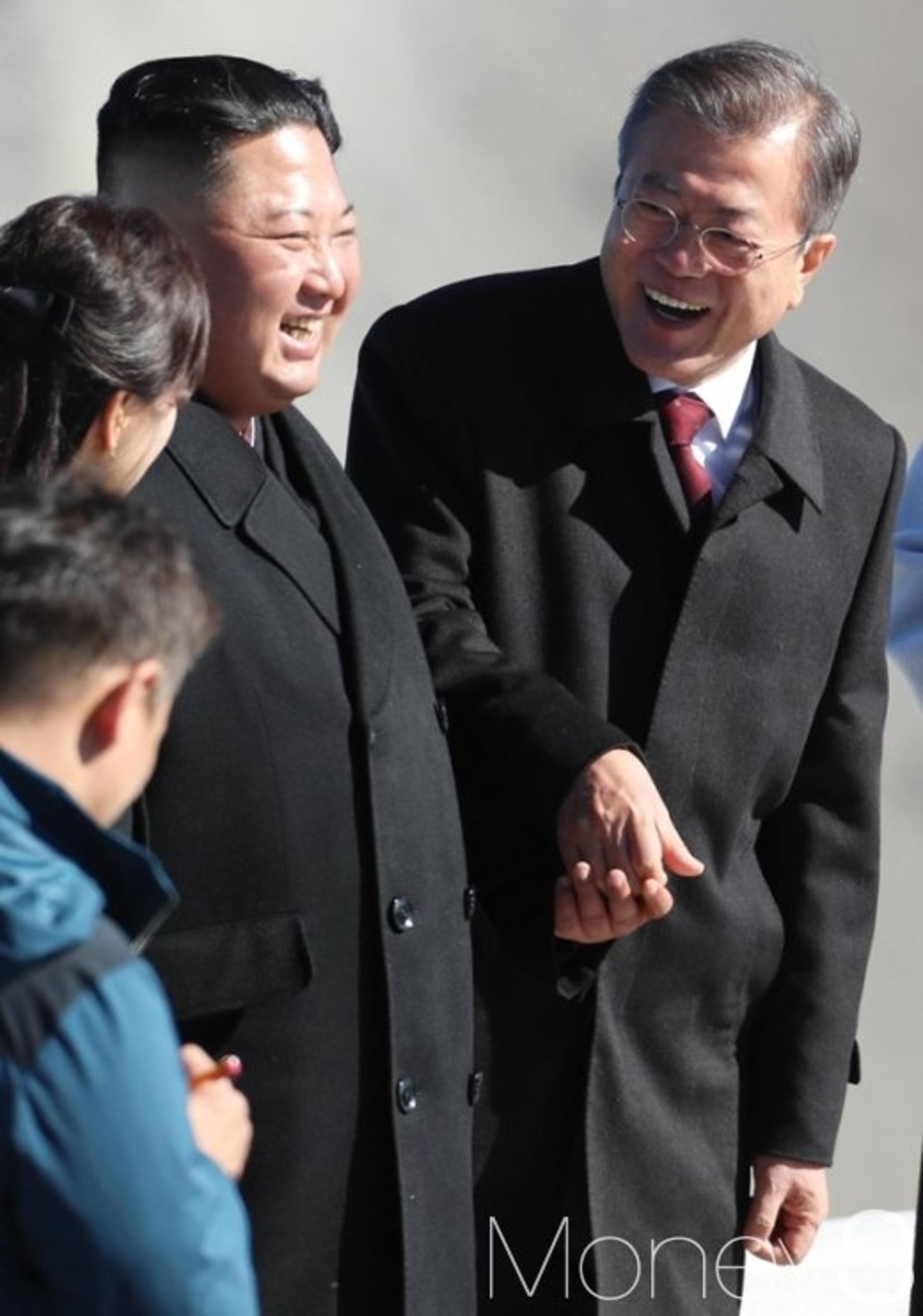 [머니S포토] 문 대통령과 김 위원장 '맞잡은 손'