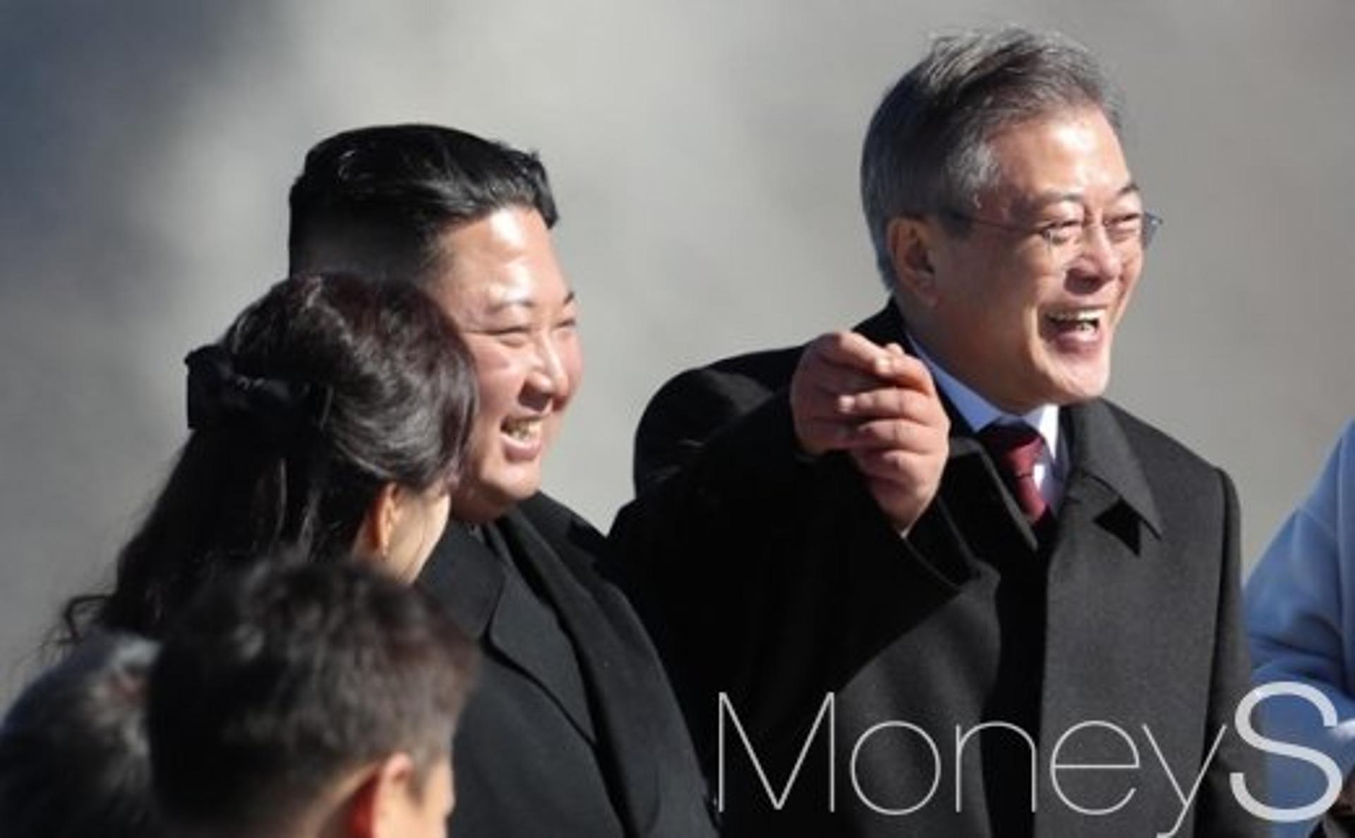 [머니S포토] 문 대통령과 김 위원장 '손 맞잡고 함께 갑시다'