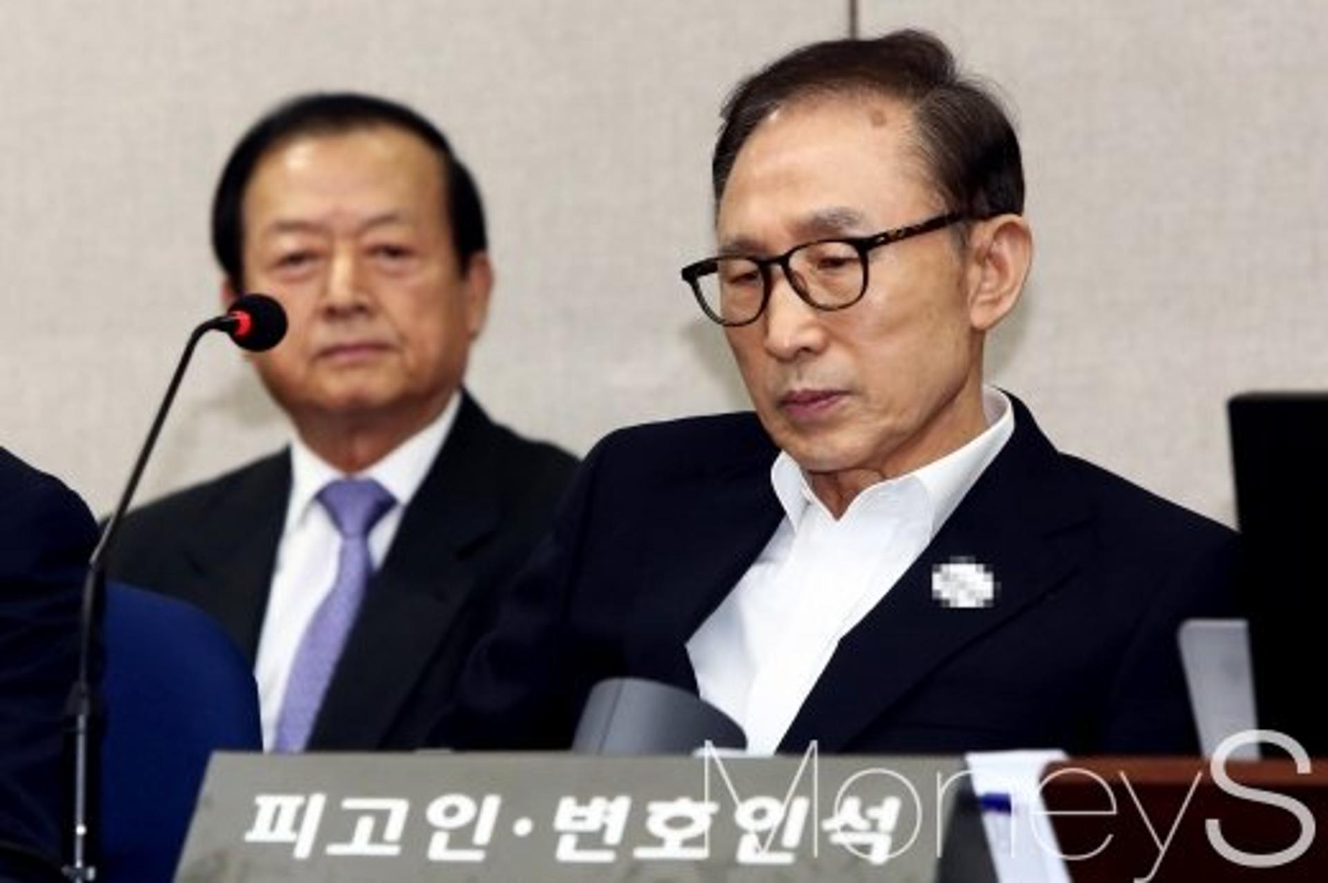 법원 "이명박, 이팔성에게 받은 뇌물 19억여원 유죄"