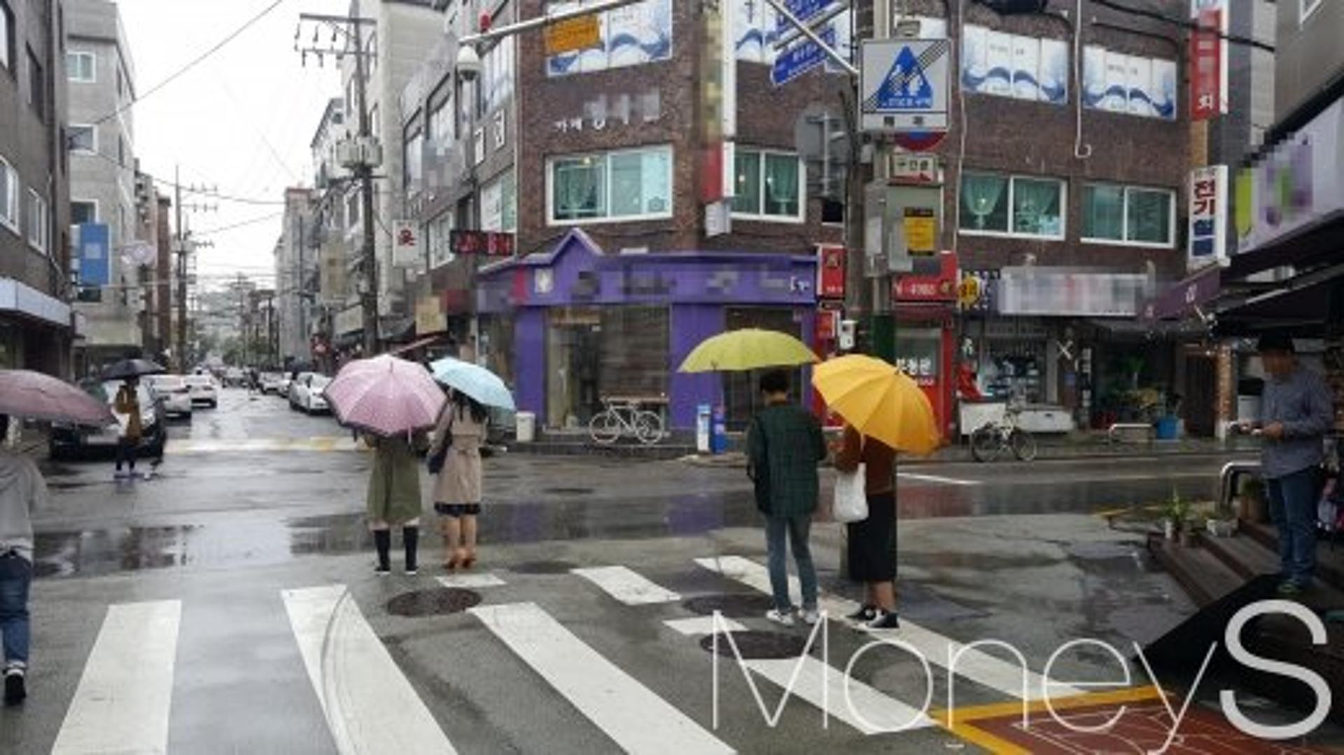 [르포] '배경'이 된 삶터… 망리단길에 무슨 일이?