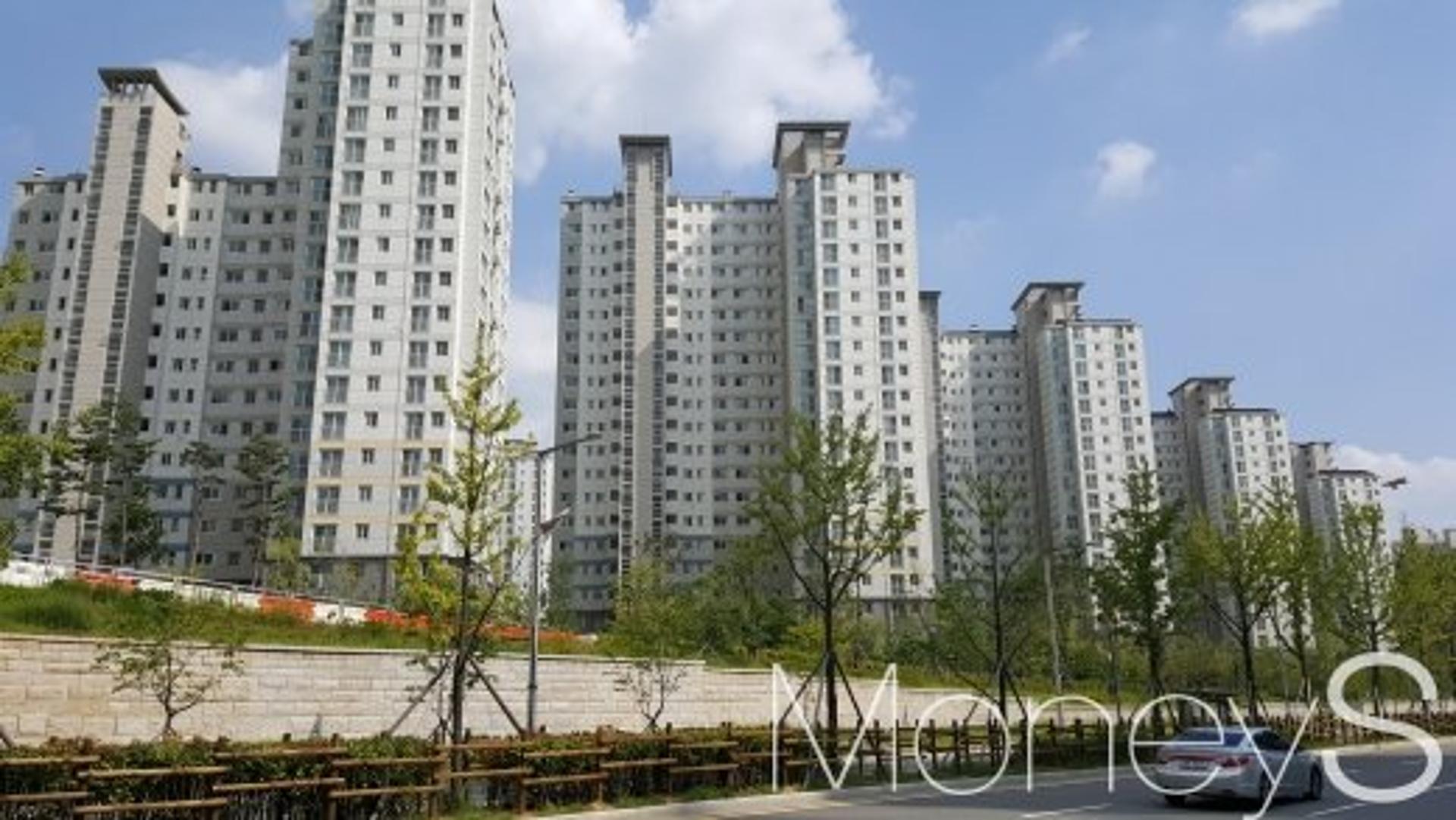 옥죄는 '공공택지' 막차 탈까, 떠나보낼까