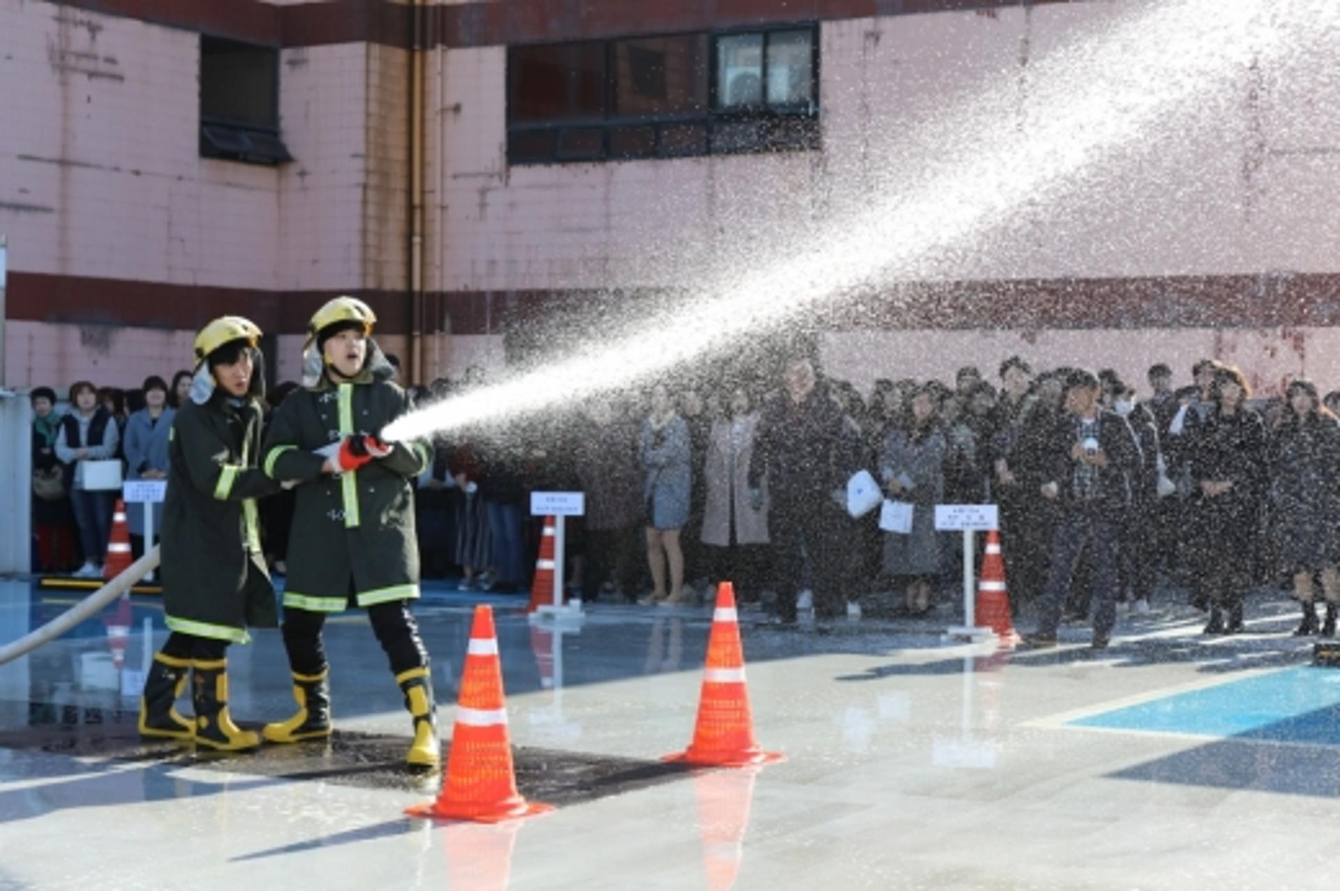 '훈련을 실전처럼' 롯데백광주점 화재 진압 훈련 구슬땀