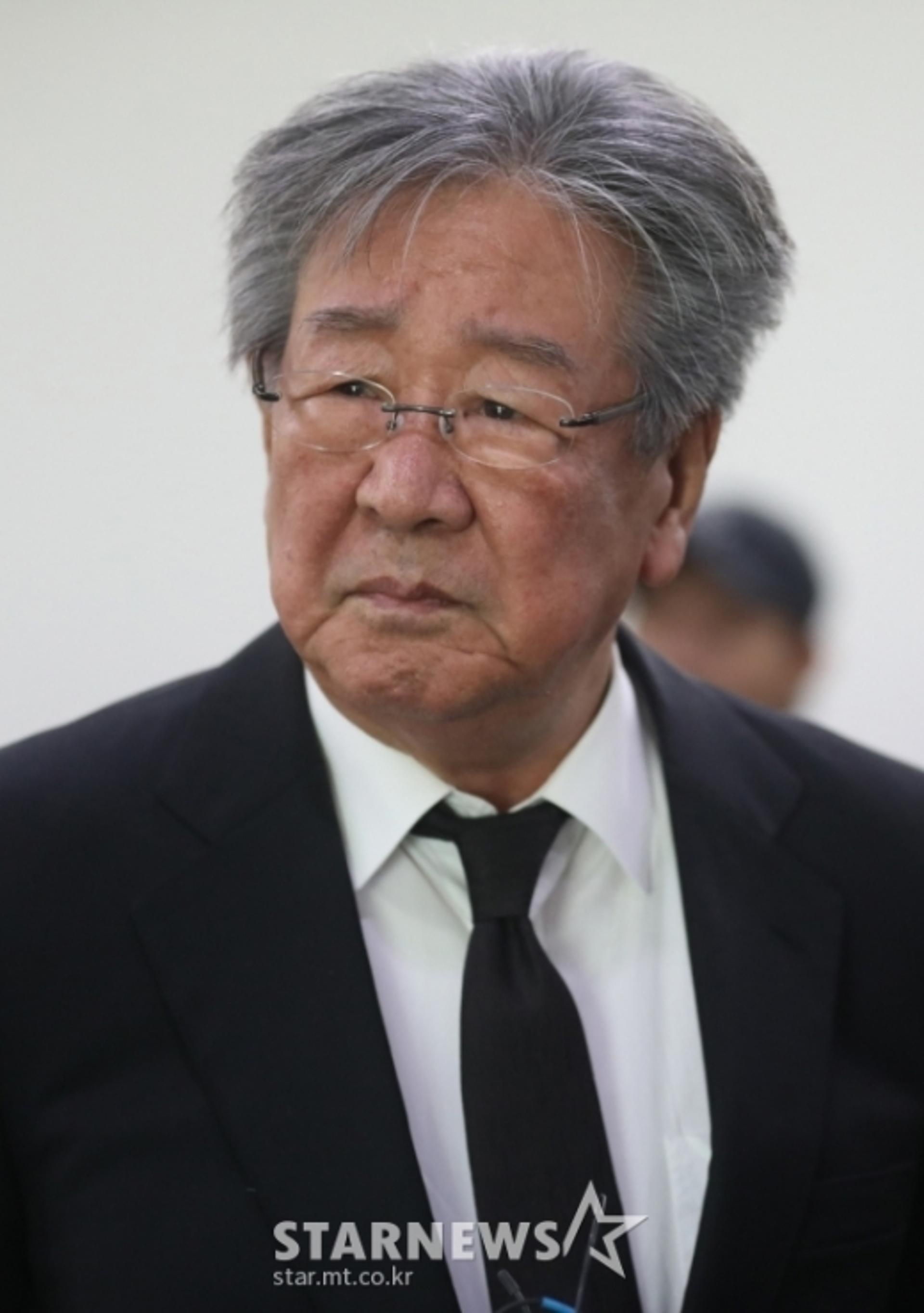 故 신성일 빈소 찾은 최불암 "반짝이는 별이 졌습니다"