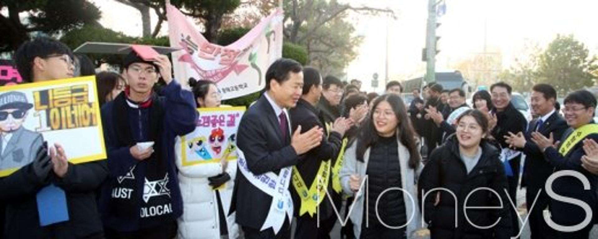 [머니S포토] 수험생 격려하는 장석웅 전남도교육감