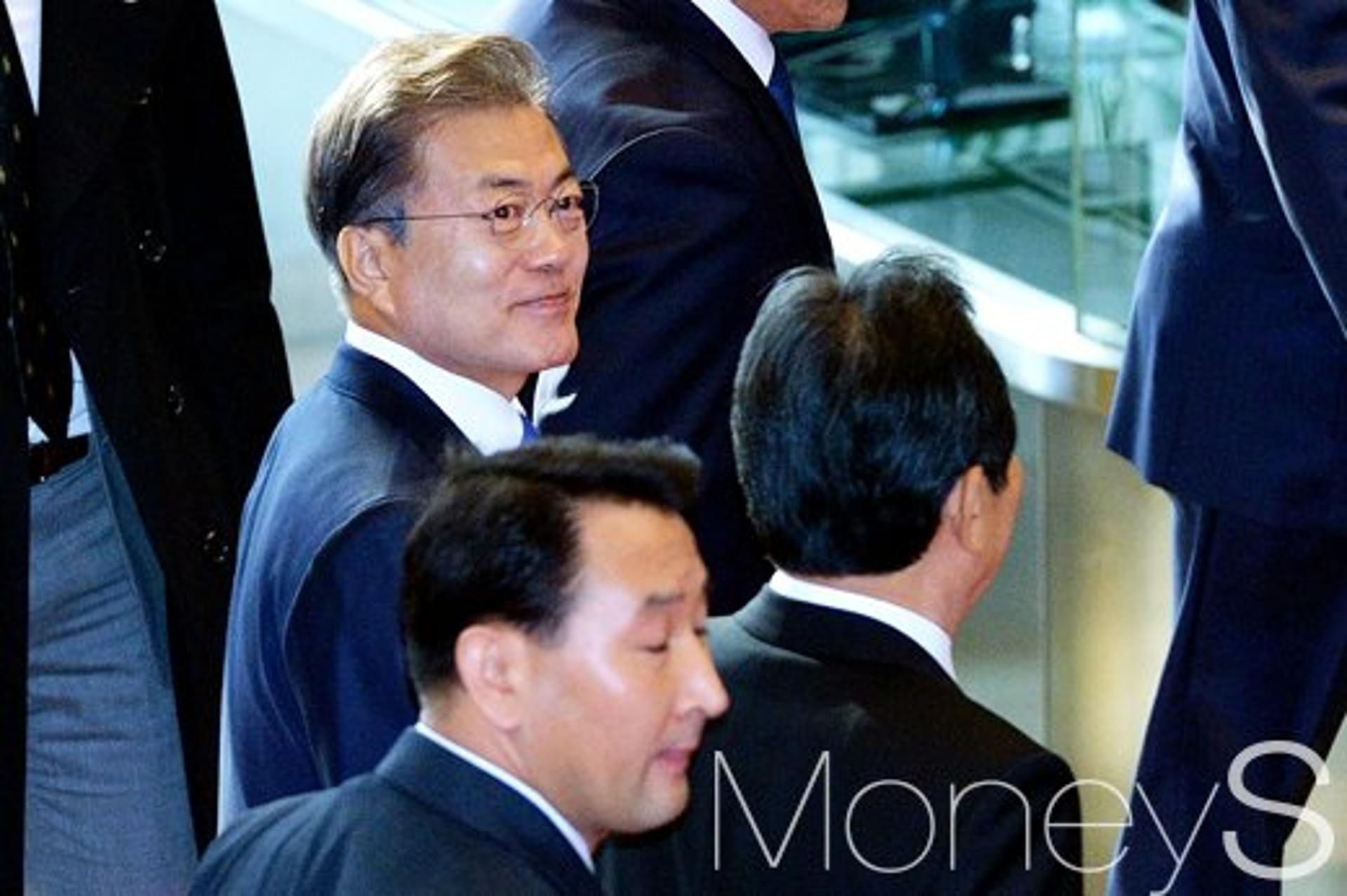 아세안 정상회의 실무 총괄 외교부 국장 뇌출혈… 문대통령 "꼭 회복되길"
