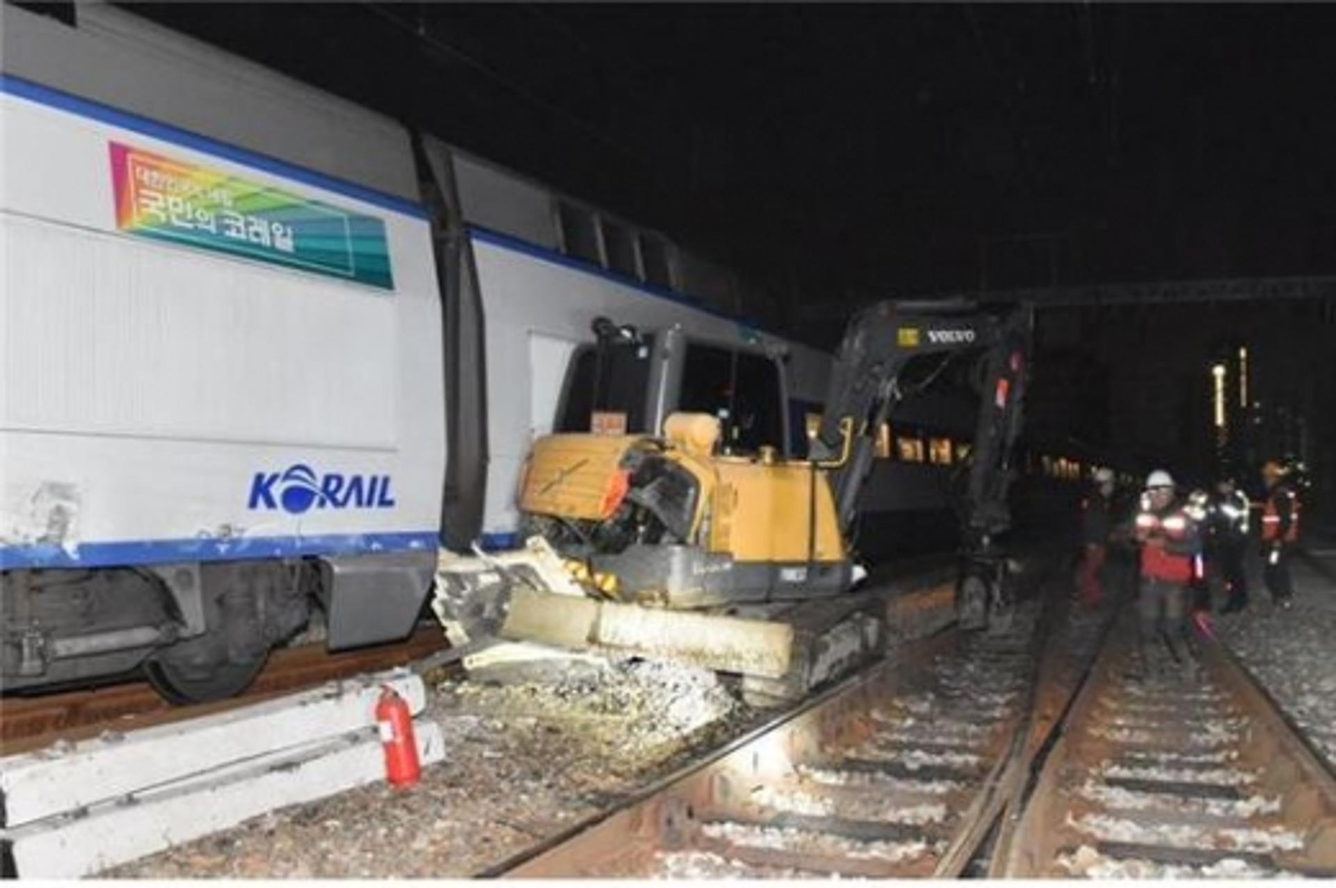 서울역사고, KTX-포크레인 충돌… 근로자 3명 부상