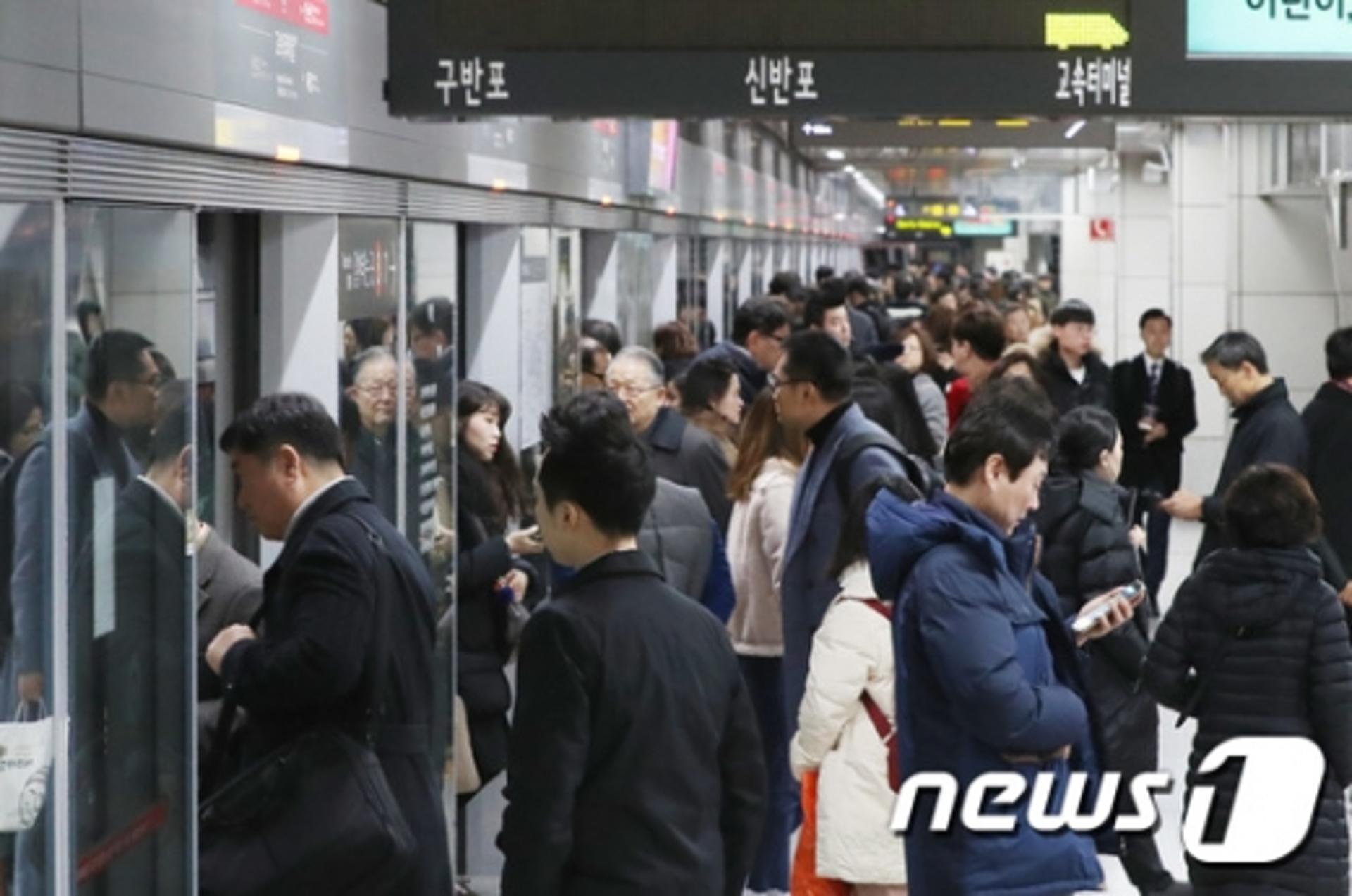 지하철 7호선, '열차고장'으로 연착… 출근길 대란