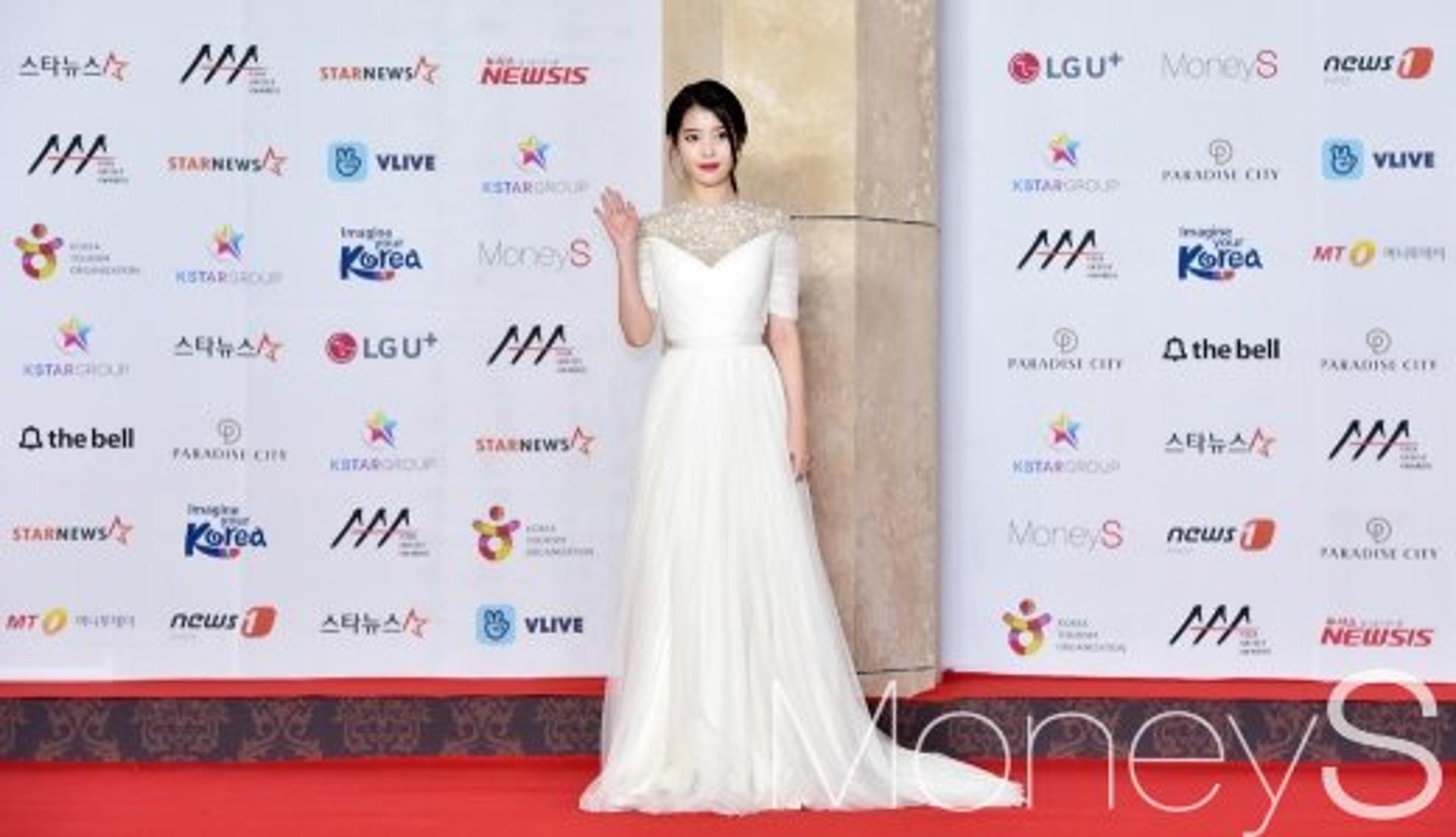 [2018 AAA 시상식] 아이유, 스타페이 인기상 "유애나, 상 집에다 꼭 둘게"