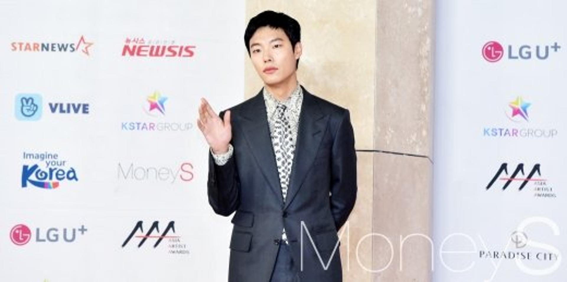 [2018 AAA] '베스트 파퓰러상' 류준열·이승기 "한국영화 위해 노력하겠다"