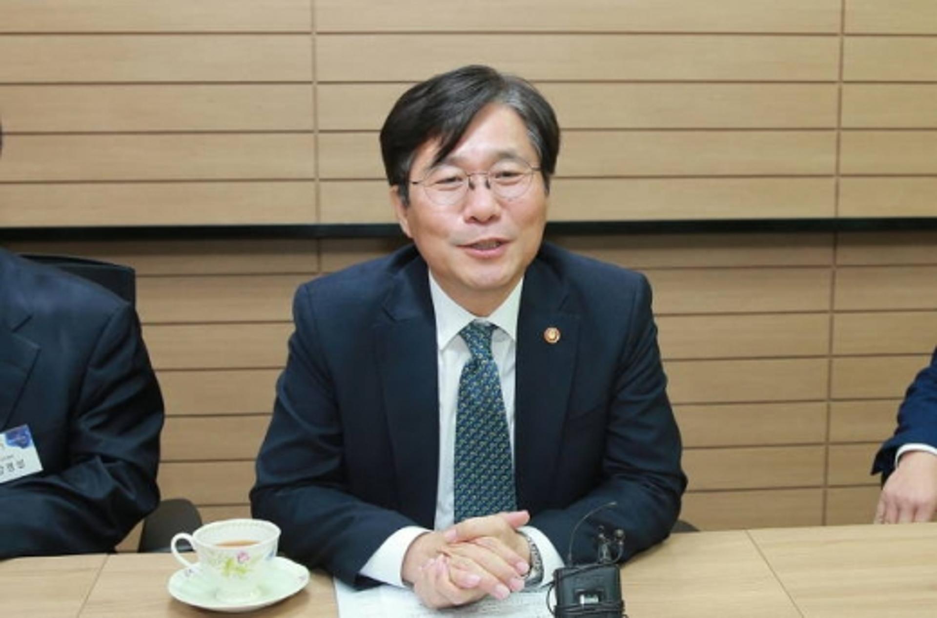 제조업 활력 대책 나온다… 성윤모 장관 "시리즈로 마련"