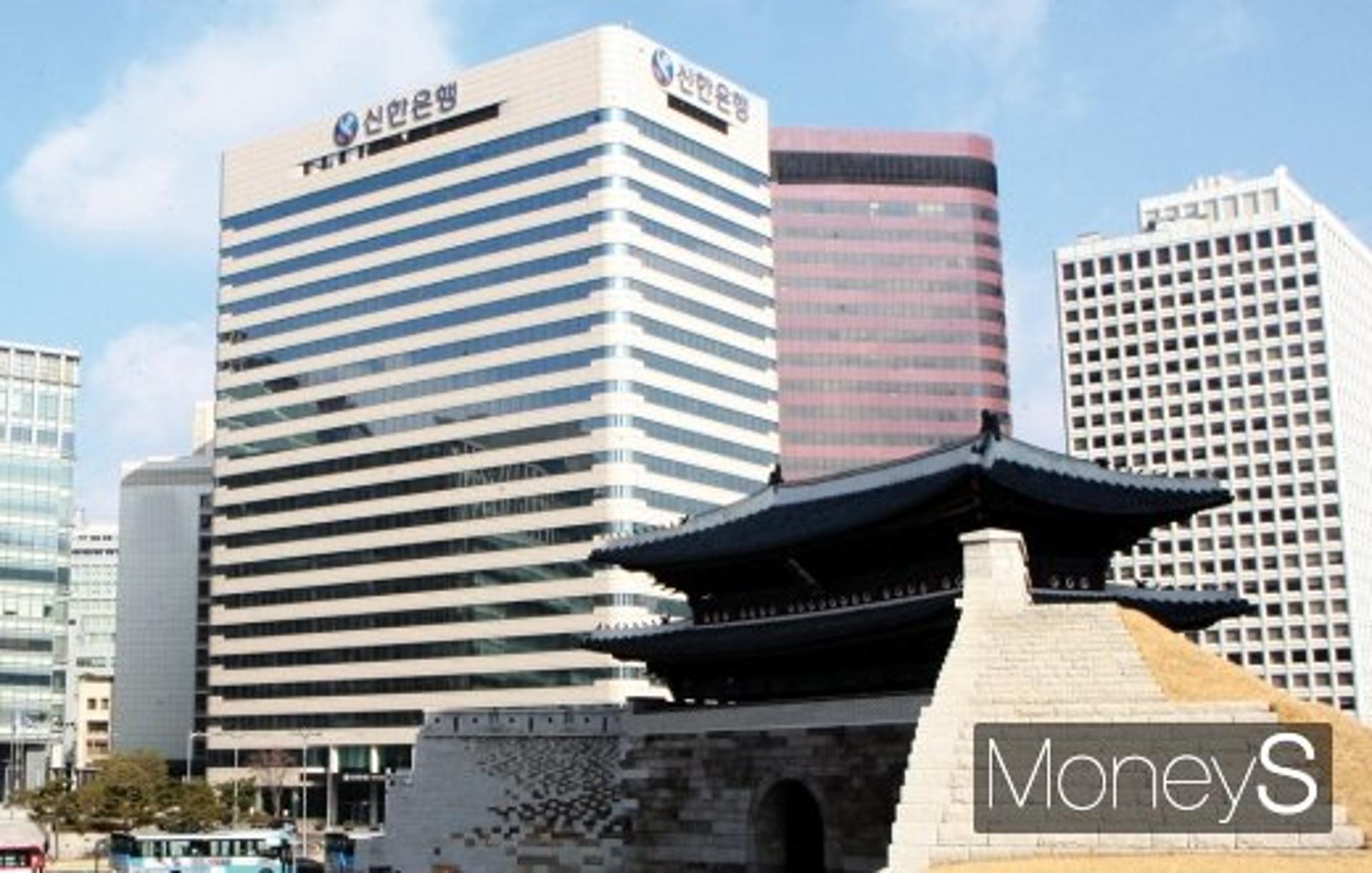 ‘고졸신화’ 진옥동 은행장,  위기의 신한 구할까