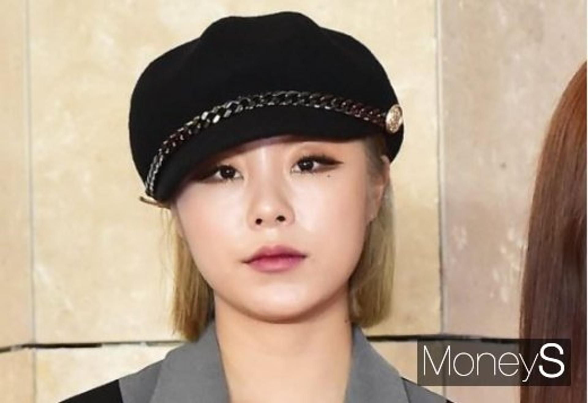 휘인, 발목 부상으로 깁스… 마마무 "의자에 앉아 공연할 것"