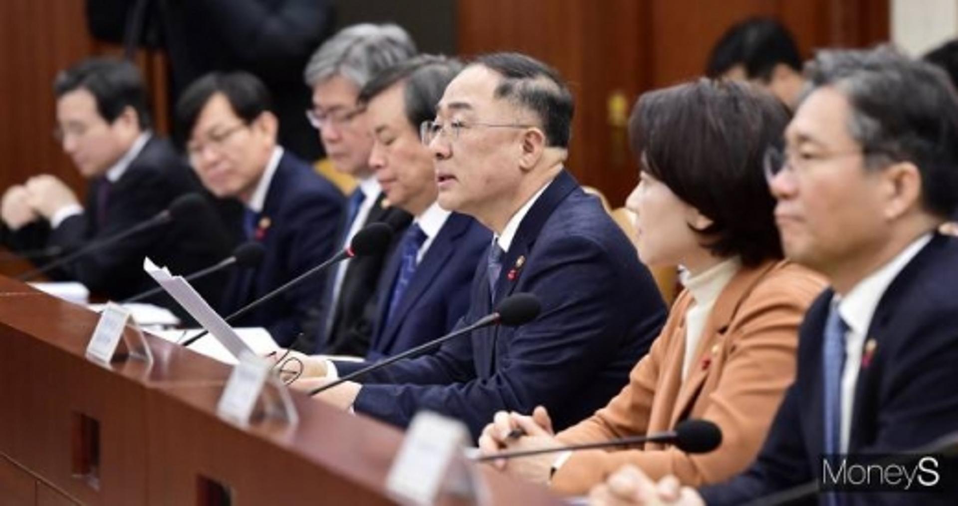 홍남기 “최저임금 결정구조 개편 초안 다음주 발표… 이달 중 확정”