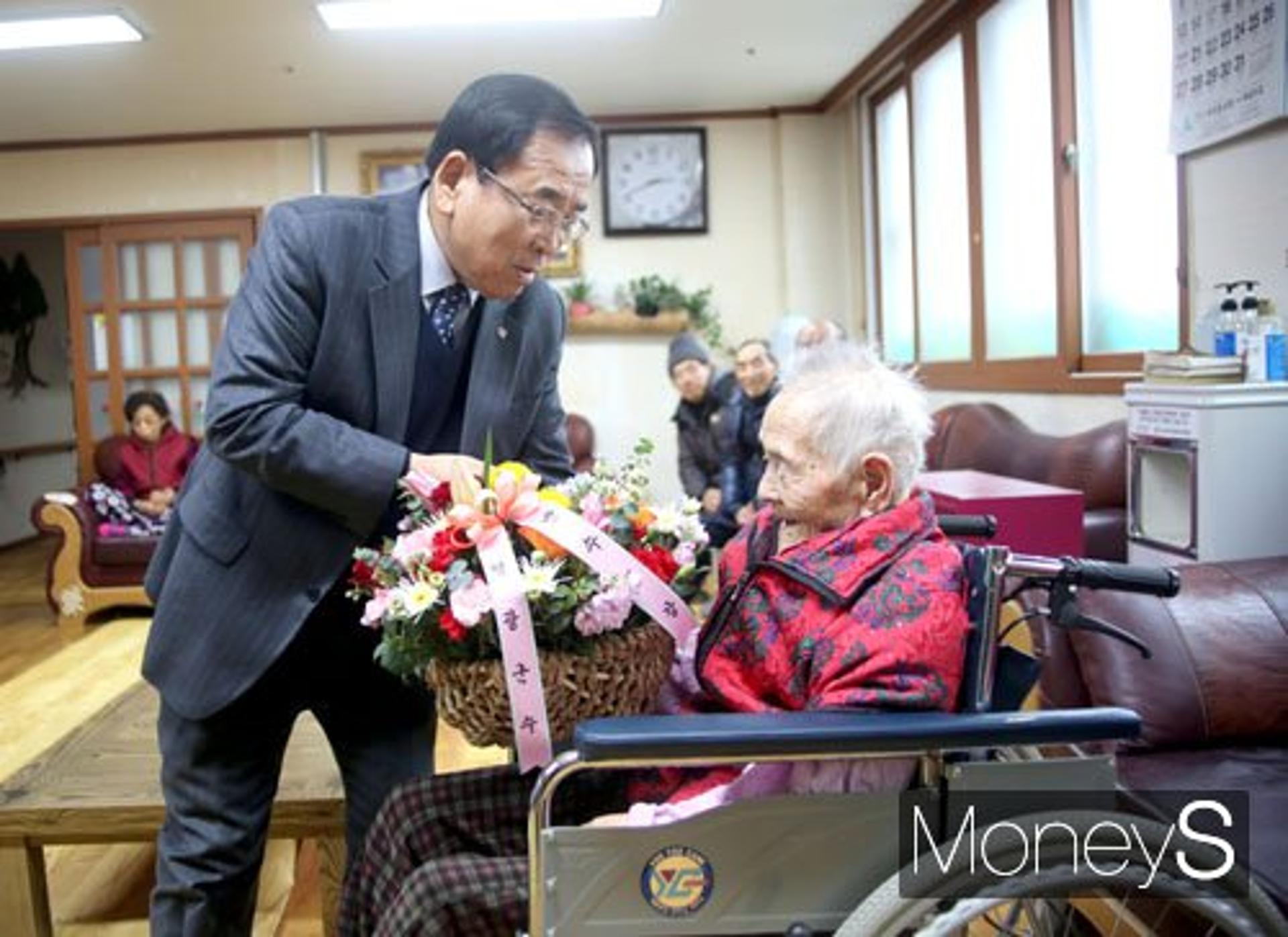김준성 전남 영광군수, '최고령 어르신' 찾아 무병장수 기원