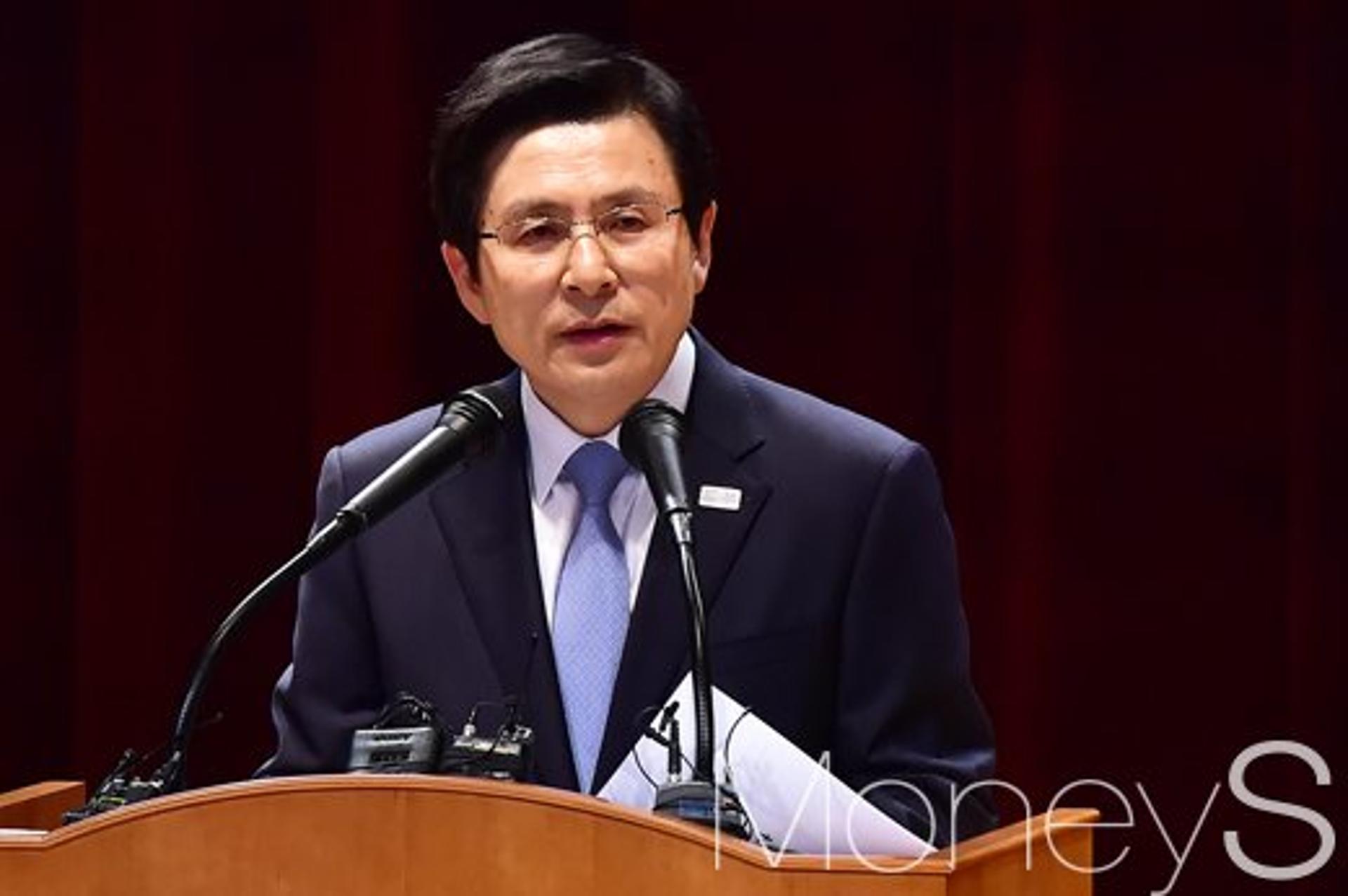 "한국당 입당하겠다"… 황교안, '전대 출마' 여부 관심