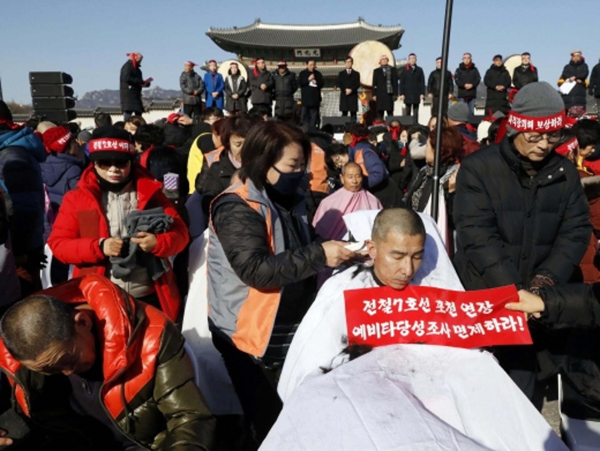 포천으로 전철 뚫어라… 시민 1만명 광화문서 삭발 집회