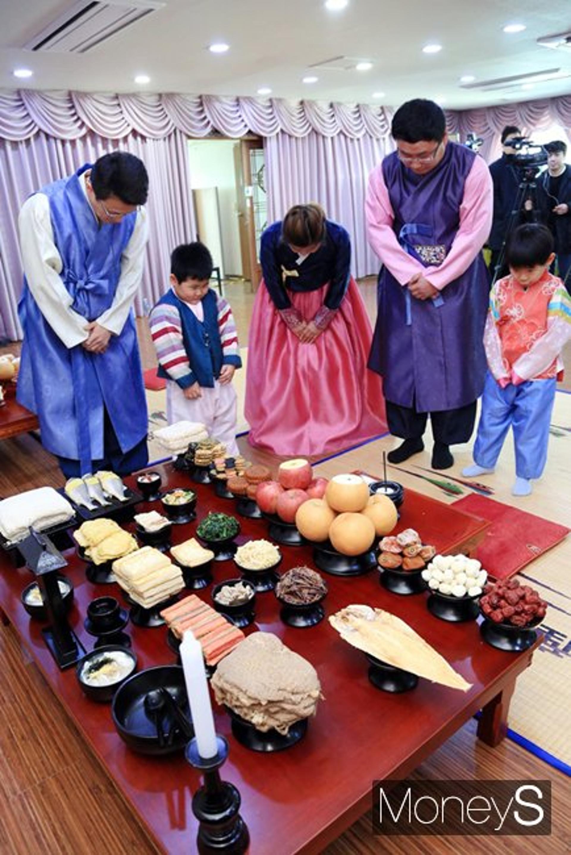 설 차례상 비용 '전통시장 2.1%↑, 대형마트 2.5% ↓'