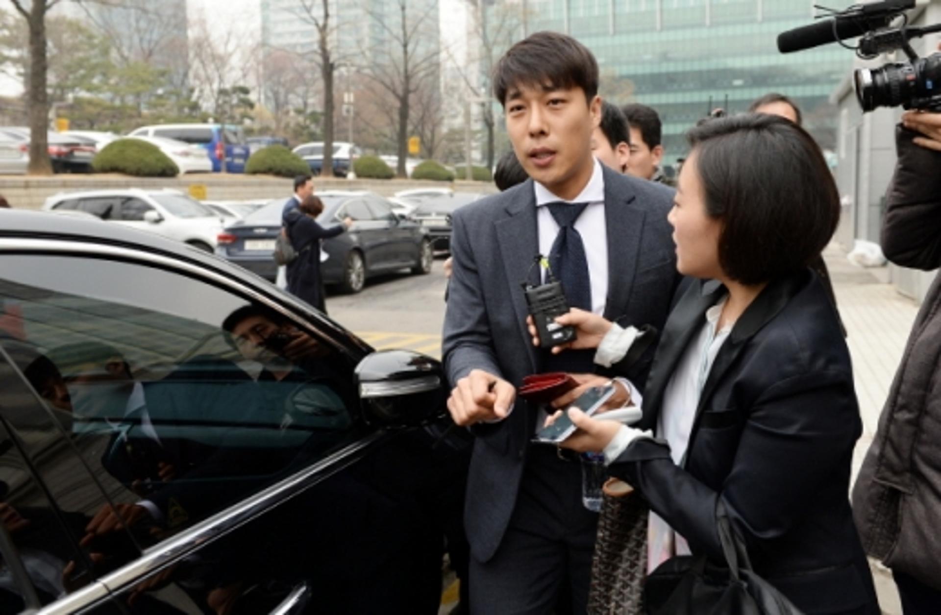 "내연관계" vs "소설"… 꼬리 무는 김동성 염문설